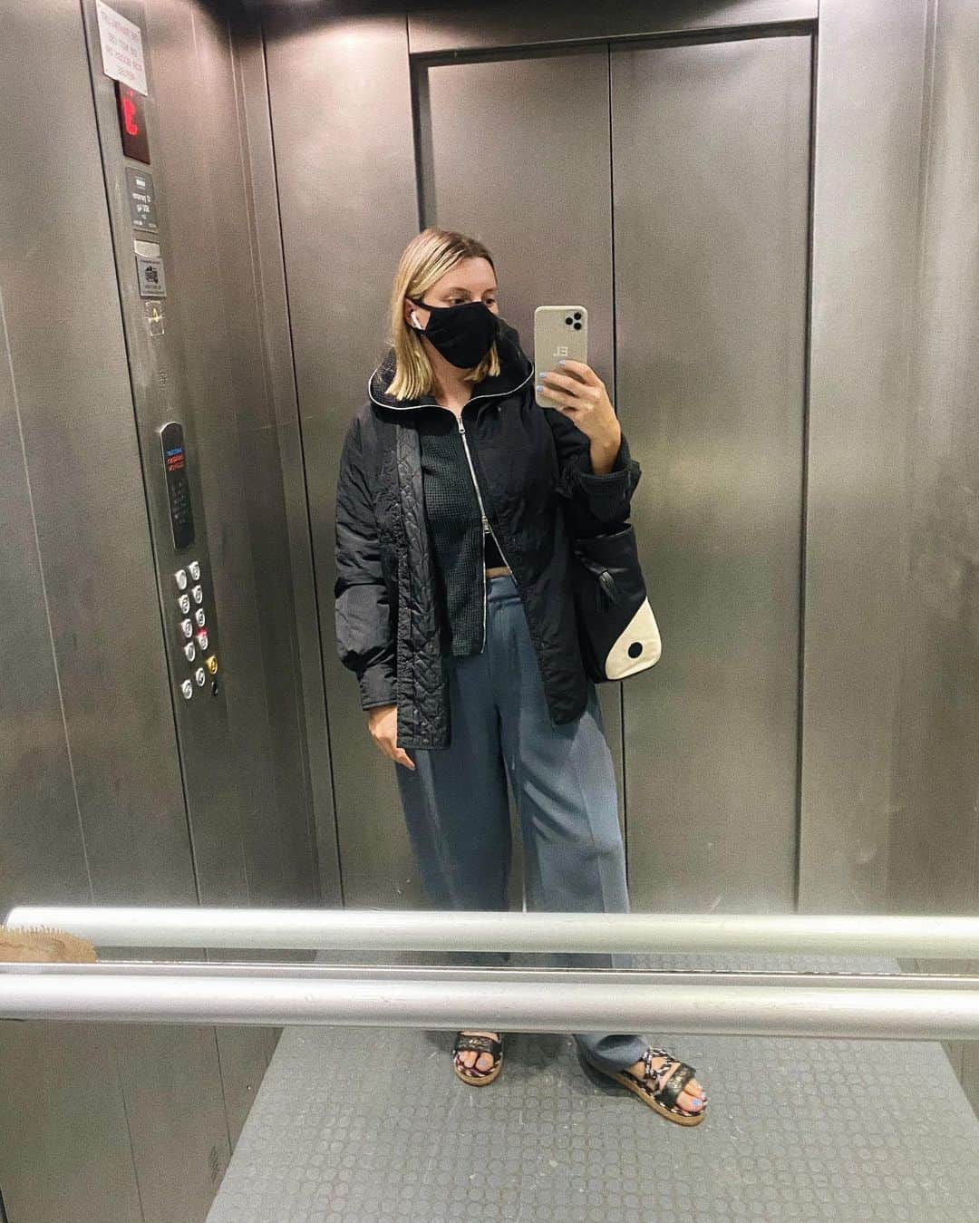 Estée Lalondeのインスタグラム：「⛈ #ELwears #ELelevator」