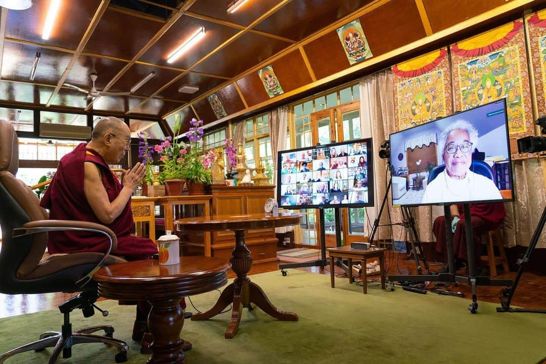 ダライ・ラマ14世さんのインスタグラム写真 - (ダライ・ラマ14世Instagram)「Carolyn Jacobs, the moderator, asking HHDL what advice he would give to young people today who are protesting and wanting to change the world during Mind & Life Institute's conversation on Resilience, Compassion and Science for Healing Today by video conference from his residence in Dharamsala, HP, India on June 20, 2020. Photo by Ven Tenzin Jamphel #dalailama」6月20日 17時47分 - dalailama