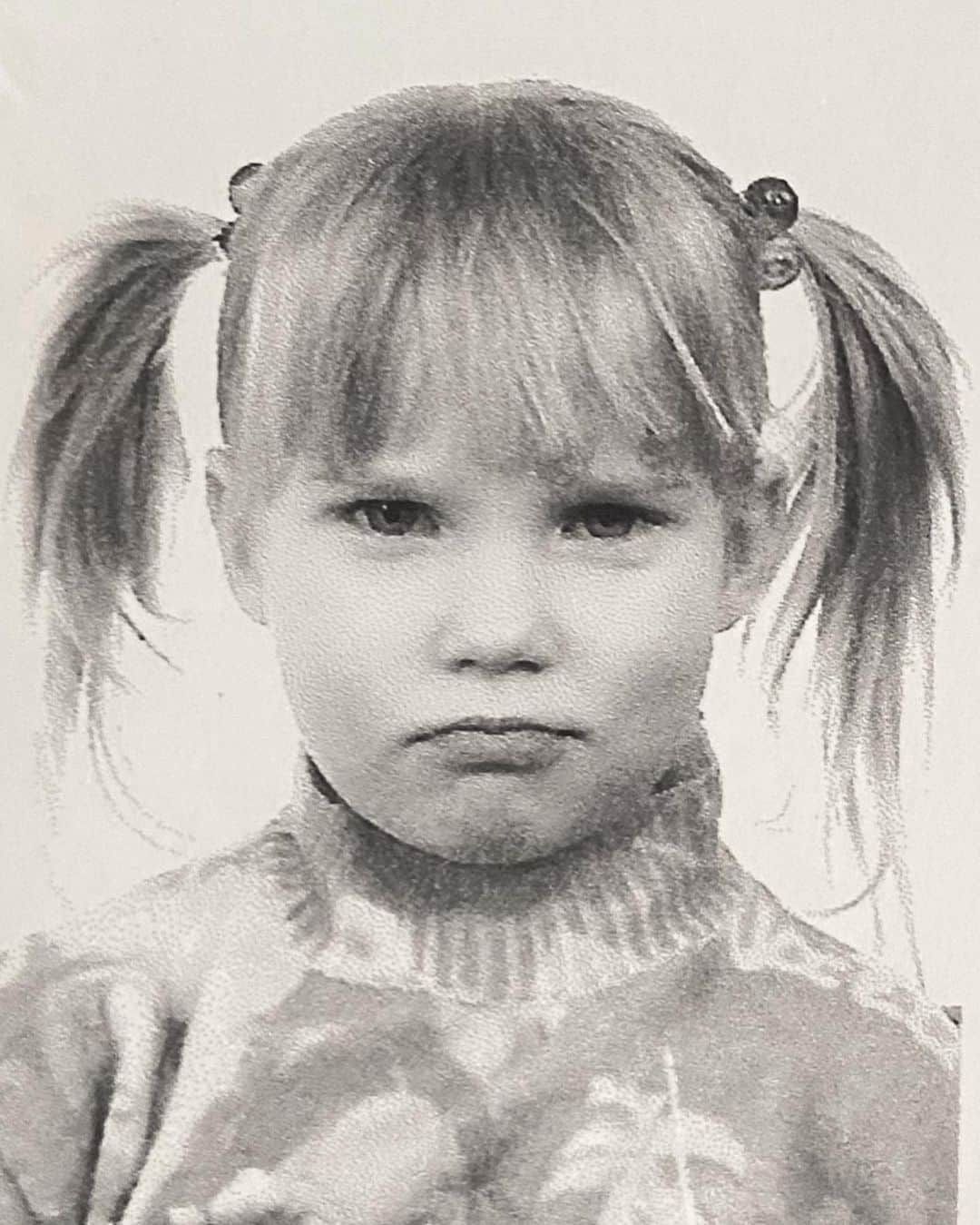 リュボーフィ・エフィメンコのインスタグラム：「Pretty much my only moods for the past 21 years 👶🏼#birthdaygirl#moody」