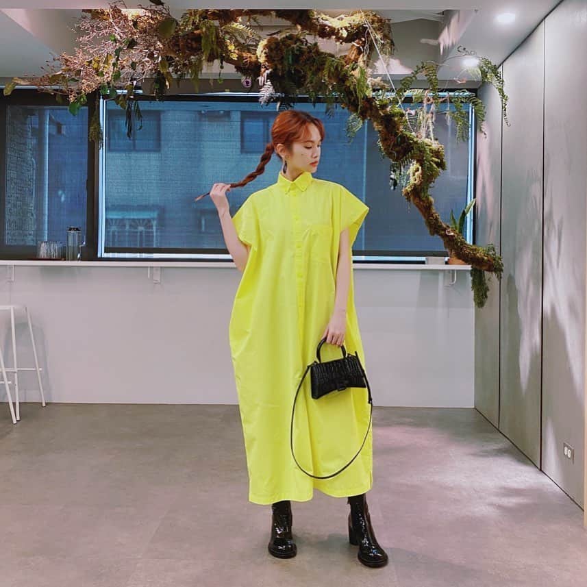 レイニー・ヤンのインスタグラム：「🤩 鞋子我買的。 包包品牌送的。 衣服是先生在國外網站看到，覺得很適合我，於是買來送我，直接寄件到台北。 昨天一拿到，今天就把它穿上。雖然我認為它比較適合某場表演穿，畢竟顏色實在是太亮了✨ Anyway～I like it！ 因為是你送的🥰  #ootd #withlove  #穿搭照 #包包和衣服恰巧是同品牌」