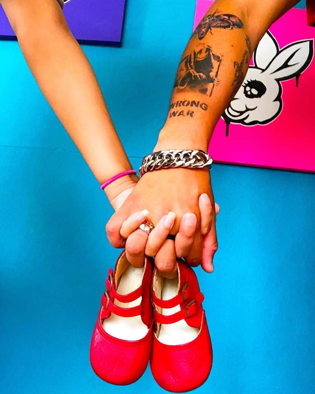 miniのインスタグラム：「35 years ago👠👶🏽❤️ A new beginnig👨‍👩‍👧✨ 実家からうちの母がこんなの見つけた😀✨✨って持ってきてくれた 私が小さい頃に履いてた真っ赤なくつ👠 レザーって凄い😳❤️ こんなにキレイに残ってるなんて‼︎ 時を越えて、、、🌈ベビーが産まれてきたら我が子に履かせてあげるんだ👠❤️ なんだか不思議な気持ちだよ🥺😍💘 こんなにキレイにとっておいてくれて、ありがとう💜 #みにんぷ #みにんぷくらぶ #baby #babyshoes #anewbeginning #family #love #妊婦 #妊娠 #妊娠9ヵ月」