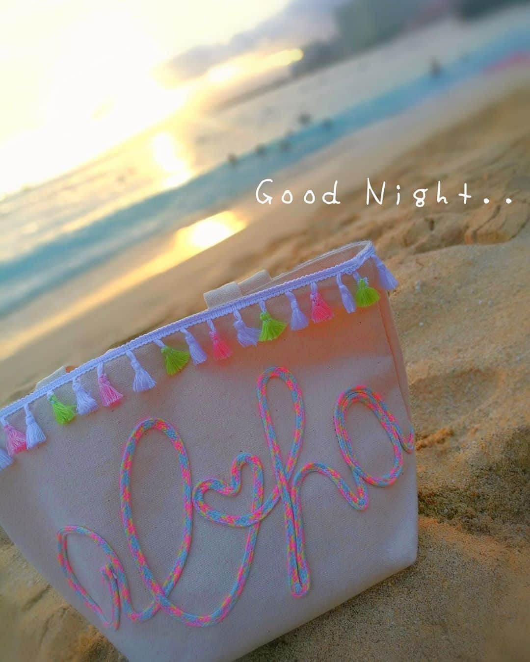 Moco Lima Hawaiiさんのインスタグラム写真 - (Moco Lima HawaiiInstagram)「Aloha Canvas Tote Bag  今日も一日お疲れ様でした♡  #honu#happyday#sunset#fridaynight#friday#alohafriday#beach#sunsettime#calming#relaxing#healing#smiling#aloha#love#smile#waikiki#beach#goodnight#mocolimahawaii#designer#honu#ハワイ#サンセット#ワイキキ#アロハ#ホヌ#モコリマハワイ#ハワイ好きと繋がりたい#おやすみなさい」6月20日 17時56分 - mocolimahawaii