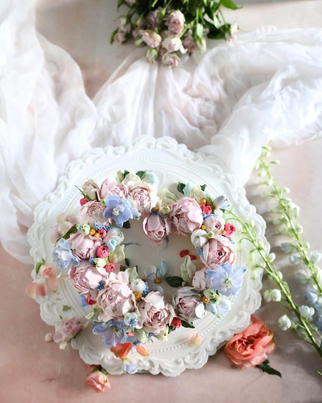 청담 수케이크 (atelier soo)さんのインスタグラム写真 - (청담 수케이크 (atelier soo)Instagram)「ㅡ Pastel rose 🤍🤍🤍 ㅡ #flower #cake #flowercake #partycake #birthday #bouquet #buttercream #baking #wilton #weddingcake ㅡ www.soocake.com vkscl_energy@naver.com」6月20日 17時57分 - soocake_ully