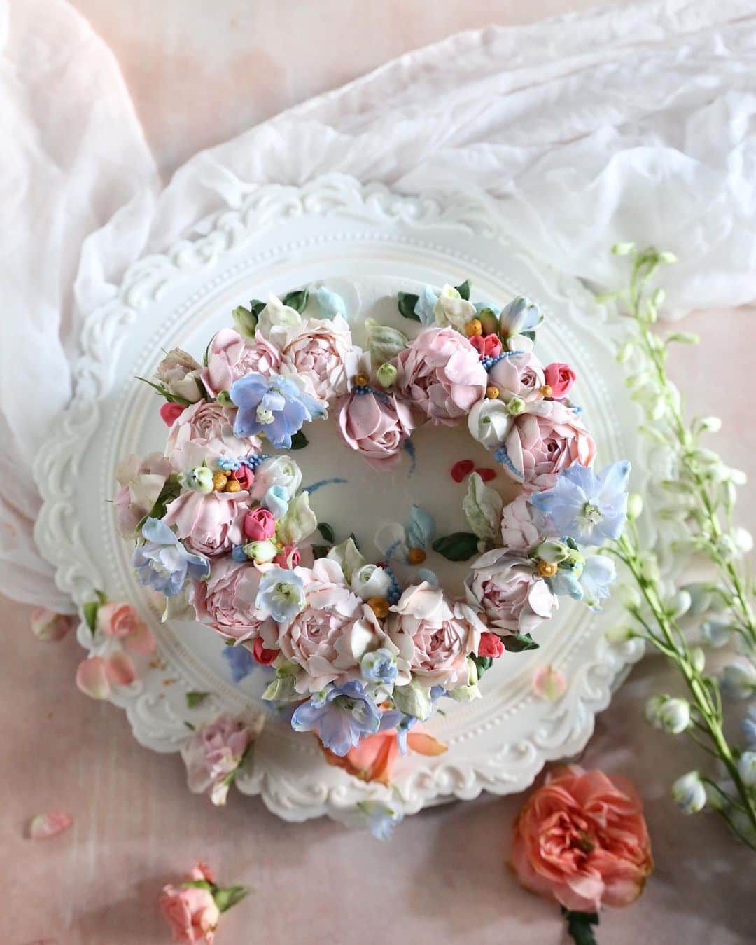 청담 수케이크 (atelier soo)さんのインスタグラム写真 - (청담 수케이크 (atelier soo)Instagram)「ㅡ Pastel rose 🤍🤍🤍 ㅡ #flower #cake #flowercake #partycake #birthday #bouquet #buttercream #baking #wilton #weddingcake ㅡ www.soocake.com vkscl_energy@naver.com」6月20日 17時57分 - soocake_ully