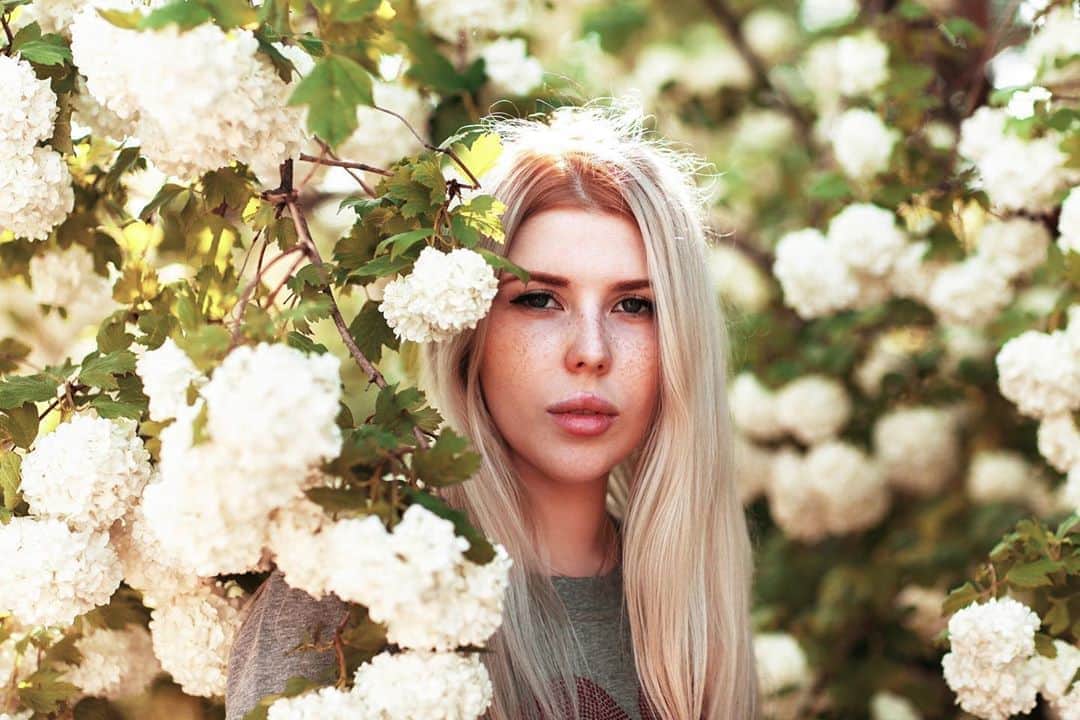 ALINA AKULAのインスタグラム：「Завершающее фото с белыми волосами) Ребята, вы многое перенесли: море, солнце, смену деятельности, европейские ветра, безбожные тонирования, наращивание, даже пандемию 🙌🏻 ⠀ Теперь будет нечто близкое к натуральному, я очень хочу отдохнуть от капризного блонда)) Мечта - просто помыла голову и уже красивая)) Никаких подкрашиваний корней, ломких кончиков, флюидов, втираний ампул, желтка из яиц дракона, и экономия хуллиардов денег)) ⠀ Девочки, признавайтесь кто со своими ходит, а кто красит?) Эксперементы были? Какой цвет ваш любимый? ⠀」
