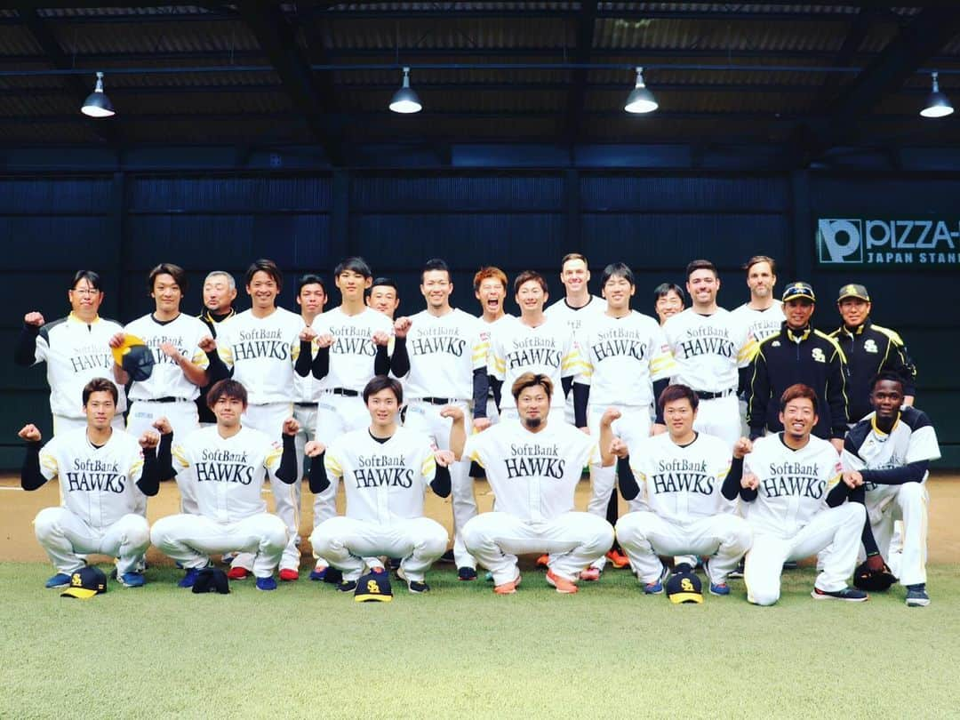 東浜巨さんのインスタグラム写真 - (東浜巨Instagram)「昨日、無事にプロ野球が開幕しました！ プレー出来る事に感謝しながら頑張っていきます！ そして、今日で30歳になりました。 産んでくれた親、特に母には感謝です！ 1年間頑張っていきます！ 今年もよろしくお願いします！  #プロ野球開幕 #とうとう30歳 #親に感謝 #プレー出来る事に感謝」6月20日 18時08分 - _nao.higashihama_16