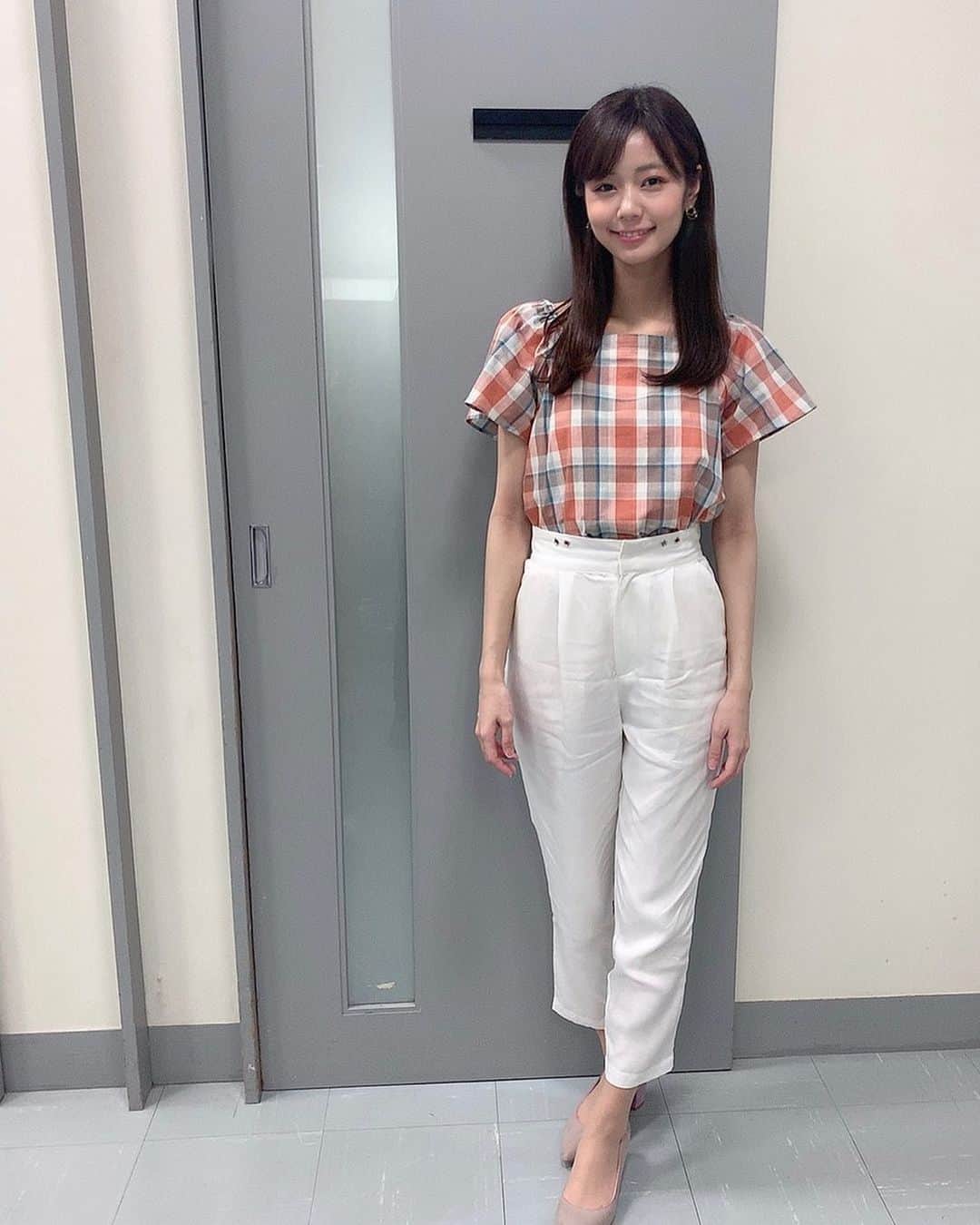 杉浦みずきのインスタグラム：「. 明日はサンデーモーニング です☀️ 先週の衣装です🧡 パンツスタイルだった✨ ・ @drwcys_official」