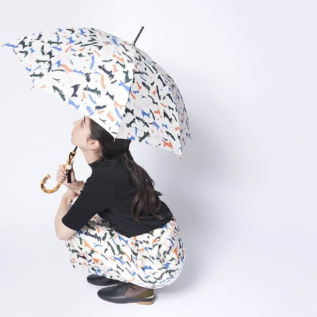 キナリノさんのインスタグラム写真 - (キナリノInstagram)「. ＼キナリノモール／TRICOTE｜UMBRELLA 長傘／折りたたみ傘 （晴雨兼用・日傘） . －－－－－－－－－ 雨の日のお出かけも特別な傘で楽しく♪ . ポップでユニークな遊び心溢れるTRICOTÉのテキスタイルを使った傘。 晴雨兼用なので、日差しの強いこれからの季節にも大活躍です。紫外線遮蔽率90%以上でお肌を日焼けから守ります。 持ち手の質感にまでこだわってデザインされ、ウッドビーズ付きのタッセルもアクセントに◎。 しっかりとした長傘と、使い勝手の良い折りたたみ傘の2タイプをご用意しました＊ . －－－－－－－－－ https://kinarino-mall.jp/item-53261 . . ▶画像をタップすると詳細情報をご覧いただけます。 . ▶プロフィールの「インスタ掲載」ボタンから、ご紹介商品をまとめてご覧いただけます。→@kinarino_official . ▶キナリノアプリでも販売中！ 「お買いもの」→「インスタグラム掲載アイテム」 ※ダウンロードはプロフィールリンクから→@kinarino_official . . #キナリノモール #キナリノ #丁寧な暮らし #暮らし #傘 #日傘 #晴雨兼用傘 #スタイリッシュ #シンプル #ポップ #紫外線対策 #折りたたみ傘 #TRICOTE #UMBRELLA #COMPACT #UVcare #stylish #gift #simple .」6月20日 18時01分 - kinarino_official