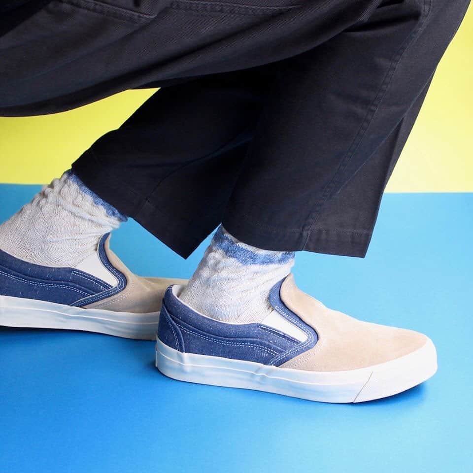 アールエフダブリューさんのインスタグラム写真 - (アールエフダブリューInstagram)「【RFW 2020SS】  NAAN FOLIO CMBR -Navy×Beige-  Price:¥13,000+TAX  2020年春夏新作コレクションから、 シャンブレー生地を使用したコレクションが新登場。 アッパーに使用したシャンブレー素材は 通気性や手触りが良が良く、春夏の足元にも◎ 全国の取扱店、RPM、ONLINE SHOPにて 販売中です。  New from 2020 spring summer collection, Meet our new chambray series. Made from chambray fabric. Soft touch with excellent breathability. Simple yet unique design with suede base combination. Selling at Nationwide dealer shop, RPM, ONLINE SHOP. Check out our link below for more information.  www.rfwtokyo.com @rfwtokyo  ONLINE SHOP http://www.rhythmtokyo.com/shopdetail/000000000944/002/O/page1/recommend/  #rfw #rfwtokyo #rhythmfootwear #sneaker #sneakers #kicks #instashoes #instakicks #sneakerhead #sneakerheads #nicekicks #sneakerfreak #kickstagram #2020ss #spring #summer #renewal #20th #anniversary #tokyo #rpm #rhythmprimarymarket #chambray #denim #beige #suede #navy #new」6月20日 18時02分 - rfwtokyo