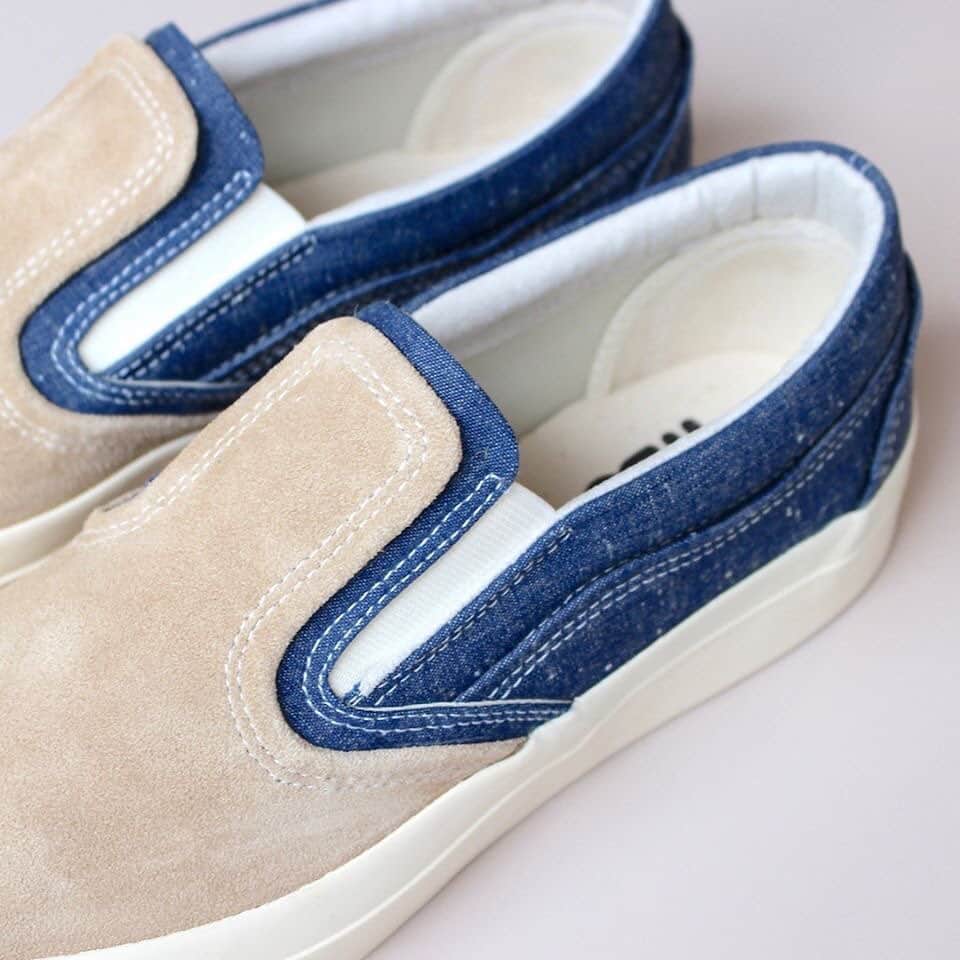 アールエフダブリューさんのインスタグラム写真 - (アールエフダブリューInstagram)「【RFW 2020SS】  NAAN FOLIO CMBR -Navy×Beige-  Price:¥13,000+TAX  2020年春夏新作コレクションから、 シャンブレー生地を使用したコレクションが新登場。 アッパーに使用したシャンブレー素材は 通気性や手触りが良が良く、春夏の足元にも◎ 全国の取扱店、RPM、ONLINE SHOPにて 販売中です。  New from 2020 spring summer collection, Meet our new chambray series. Made from chambray fabric. Soft touch with excellent breathability. Simple yet unique design with suede base combination. Selling at Nationwide dealer shop, RPM, ONLINE SHOP. Check out our link below for more information.  www.rfwtokyo.com @rfwtokyo  ONLINE SHOP http://www.rhythmtokyo.com/shopdetail/000000000944/002/O/page1/recommend/  #rfw #rfwtokyo #rhythmfootwear #sneaker #sneakers #kicks #instashoes #instakicks #sneakerhead #sneakerheads #nicekicks #sneakerfreak #kickstagram #2020ss #spring #summer #renewal #20th #anniversary #tokyo #rpm #rhythmprimarymarket #chambray #denim #beige #suede #navy #new」6月20日 18時02分 - rfwtokyo