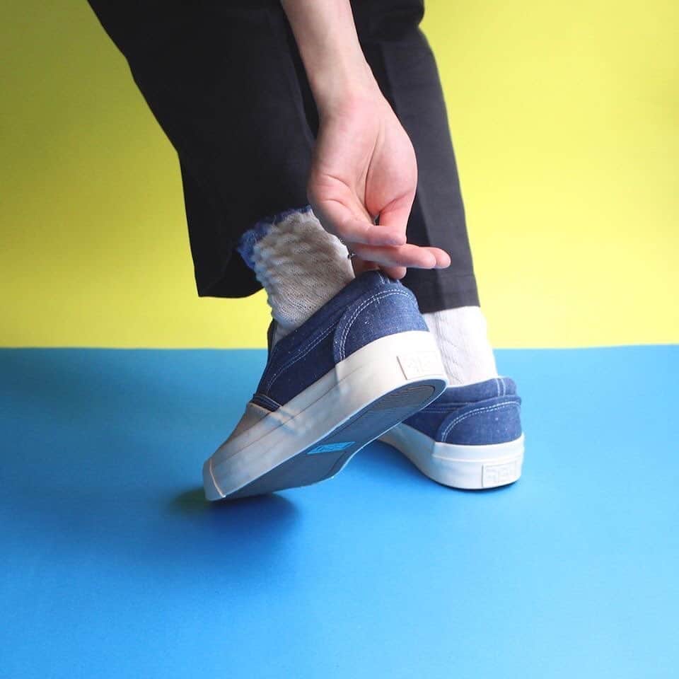 アールエフダブリューさんのインスタグラム写真 - (アールエフダブリューInstagram)「【RFW 2020SS】  NAAN FOLIO CMBR -Navy×Beige-  Price:¥13,000+TAX  2020年春夏新作コレクションから、 シャンブレー生地を使用したコレクションが新登場。 アッパーに使用したシャンブレー素材は 通気性や手触りが良が良く、春夏の足元にも◎ 全国の取扱店、RPM、ONLINE SHOPにて 販売中です。  New from 2020 spring summer collection, Meet our new chambray series. Made from chambray fabric. Soft touch with excellent breathability. Simple yet unique design with suede base combination. Selling at Nationwide dealer shop, RPM, ONLINE SHOP. Check out our link below for more information.  www.rfwtokyo.com @rfwtokyo  ONLINE SHOP http://www.rhythmtokyo.com/shopdetail/000000000944/002/O/page1/recommend/  #rfw #rfwtokyo #rhythmfootwear #sneaker #sneakers #kicks #instashoes #instakicks #sneakerhead #sneakerheads #nicekicks #sneakerfreak #kickstagram #2020ss #spring #summer #renewal #20th #anniversary #tokyo #rpm #rhythmprimarymarket #chambray #denim #beige #suede #navy #new」6月20日 18時02分 - rfwtokyo