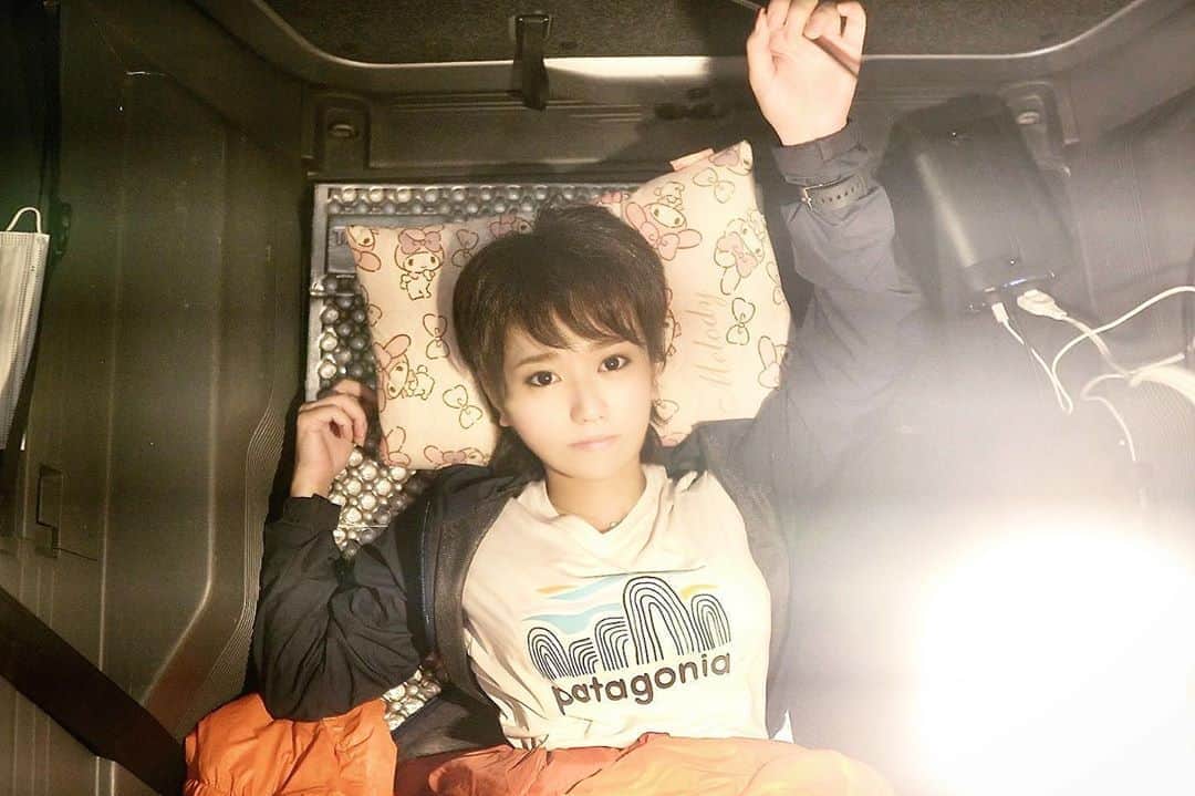 スーパーナブラのインスタグラム：「． ． 車中泊とは名ばかりのグルメ動画を 作りました😊 ． 焼肉屋さん用のカルビ塊と いつものラーメンに 生で食べれる鶏のモモ持参で 雨の日の川に行ったときのお話です ． 大きな肉を焼くときは いつも川に行きます🍖 ． 他にも生レバー持って行きましたが 食べれなかったので後日焼いて食べました😭 ． ． 🍜おしらせ🍜 今夜は生配信ライブです！ YouTubeのスーパーナブラチャンネルにて 21:00からライブをさせていただきます ぜひぜひ除きにきてくださいね✨ ． 今夜は手に入らない幻の日本酒登場です🍶 ． 📹おしらせ📹 車中泊動画をYouTubeで公開中です！ Instagramの自己紹介欄中のURLか YouTubeでスーパーナブラと検索して ぜひみてくださいね💕 ． #N-VAN#キャンプ#ステーキ#焚き火#肉 #東北#風景#海#温泉#旅館#ホテル#和食 #グルメ#露天風呂#足湯#GW#車中泊 #景色#釣り#ブラックバス#バス釣り #発見#おでかけ#女子旅#ツーリング #自然#釣り#釣りガール#YouTube#旅」