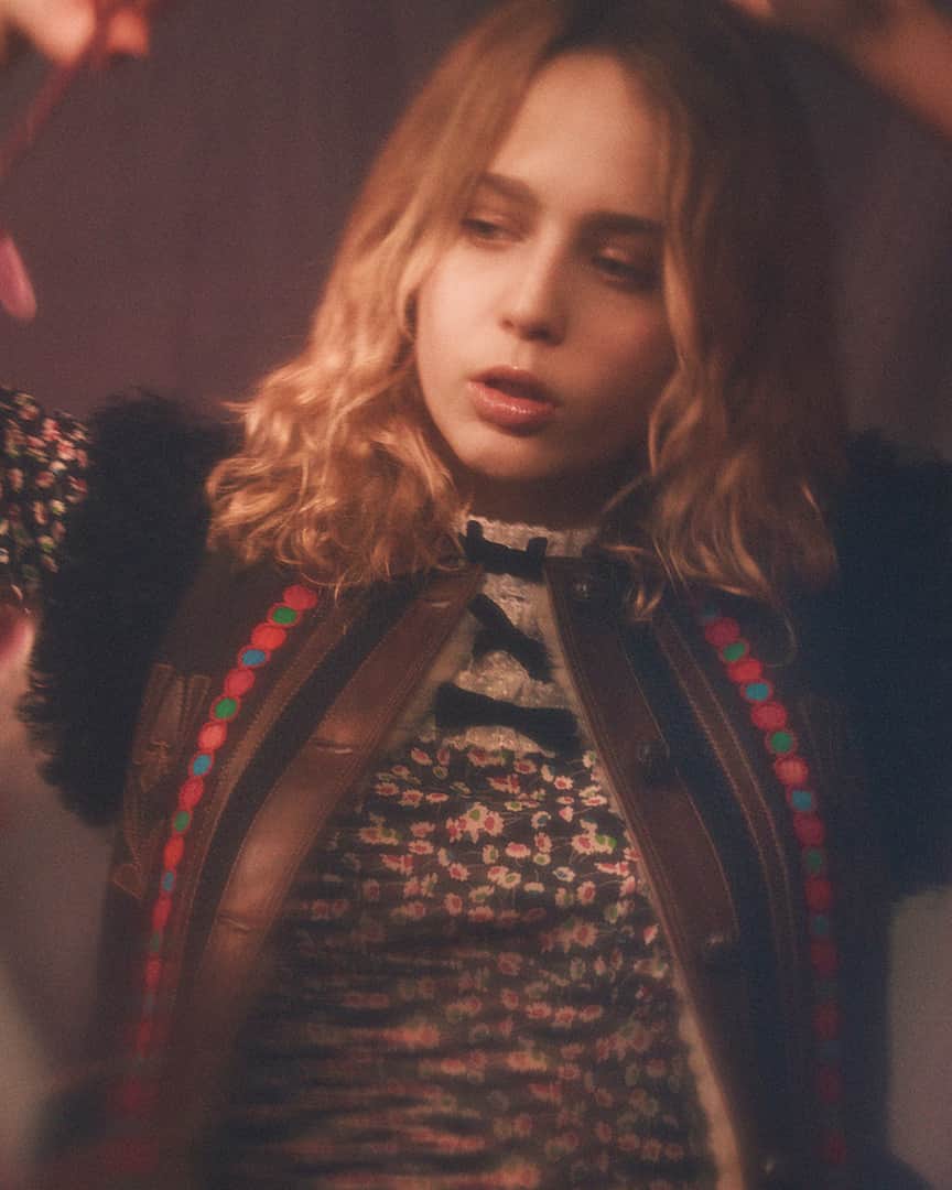Miu Miuさんのインスタグラム写真 - (Miu MiuInstagram)「Miu Miu Automne 2020.  Douglas Irvine captures time stretching out in the #MiuMiuAutomne20 campaign “Here Comes the Night”. Photography by #DouglasIrvine (@dougiesdiary).⠀ ⠀ Art direction and styling by @kegrand.⠀⠀ ⠀ Discover the #MiuMiuAutomne20 campaign via link in bio.」6月20日 18時10分 - miumiu