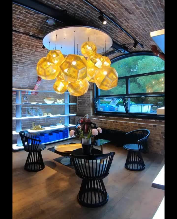 のインスタグラム：「Our ETCH pendant system in Brass, captured in our London Hub in Kings Cross (@coaldropsyard) which has now reopened. ⁠ ⁠ Opening hours:⁠ Monday - Saturday: 11am - 7pm⁠ Sunday:  11am - 5pm⁠ ⁠ Other Tom Dixon hubs that have reopened around the world: ⁠ - Hong Kong⁠ - Tokyo⁠ - Hangzhou⁠ - LA⁠ ⁠ We look forward to seeing you soon! ⁠ ⁠ ⁠ ⁠ #tomdixon #interiordesign #interior #tomdixonshop #london #kingscross #nc1」