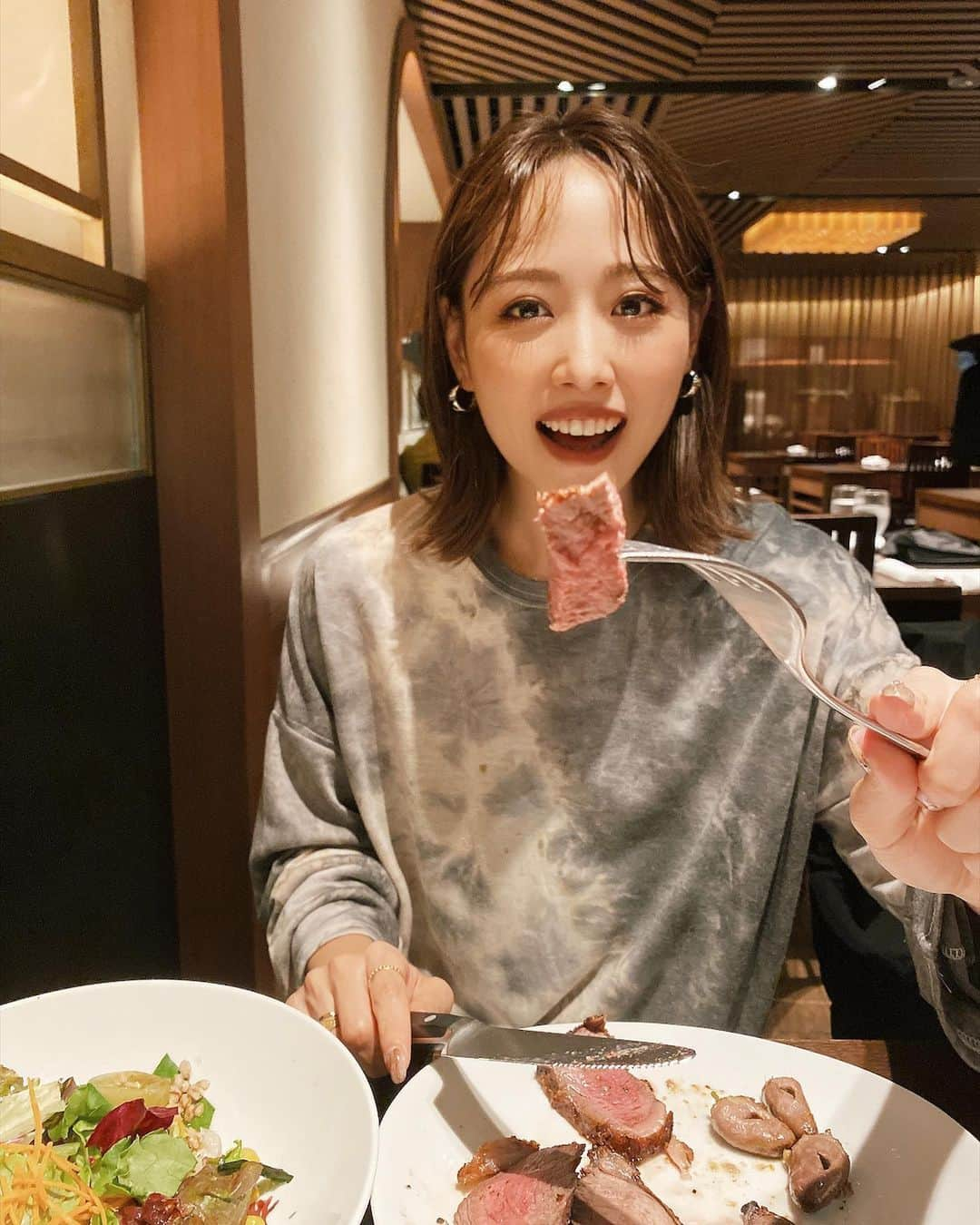 三方美穂さんのインスタグラム写真 - (三方美穂Instagram)「みほさんのお誕生日を兼ねて ランチに行ってきたよ〜🧡 いつもZOOMで顔見てるけど、 会うのは2ヶ月ぶりくらいかな？ お互い喋ることいっぱいで止まらん😊 #ランチ #肉 #お誕生日ランチ #同じ名前 #みほみほ #あーん」6月20日 18時11分 - mihomikata