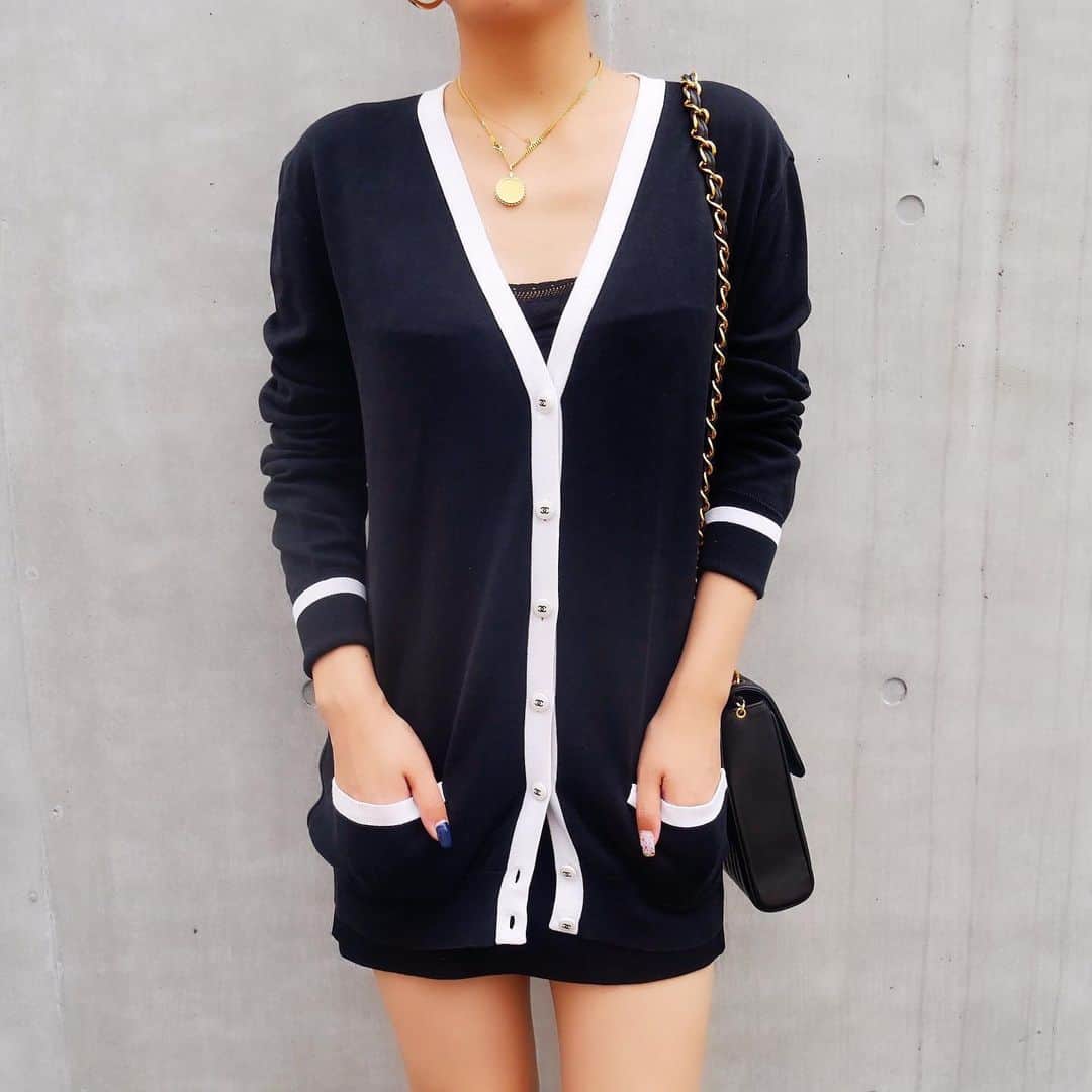Vintage Brand Boutique AMOREさんのインスタグラム写真 - (Vintage Brand Boutique AMOREInstagram)「Sold out!!! Vintage Chanel cotton cardigan from 1996. Size 44 ▶︎Free Shipping Worldwide✈️ ≫≫≫ DM for more information 📩 info@amorevintagetokyo.com #AMOREvintage #AMORETOKYO #tokyo #Omotesando #Aoyama #harajuku #vintage #vintageshop #ヴィンテージ #ヴィンテージショップ #アモーレ #アモーレトーキョー #表参道 #青山 #原宿#東京 #chanel #chanelvintage #vintagechanel #ヴィンテージ #シャネル #ヴィンテージシャネル #シャネルヴィンテージ #amorewardrobe #アモーレワードローブ」6月20日 18時14分 - amore_tokyo