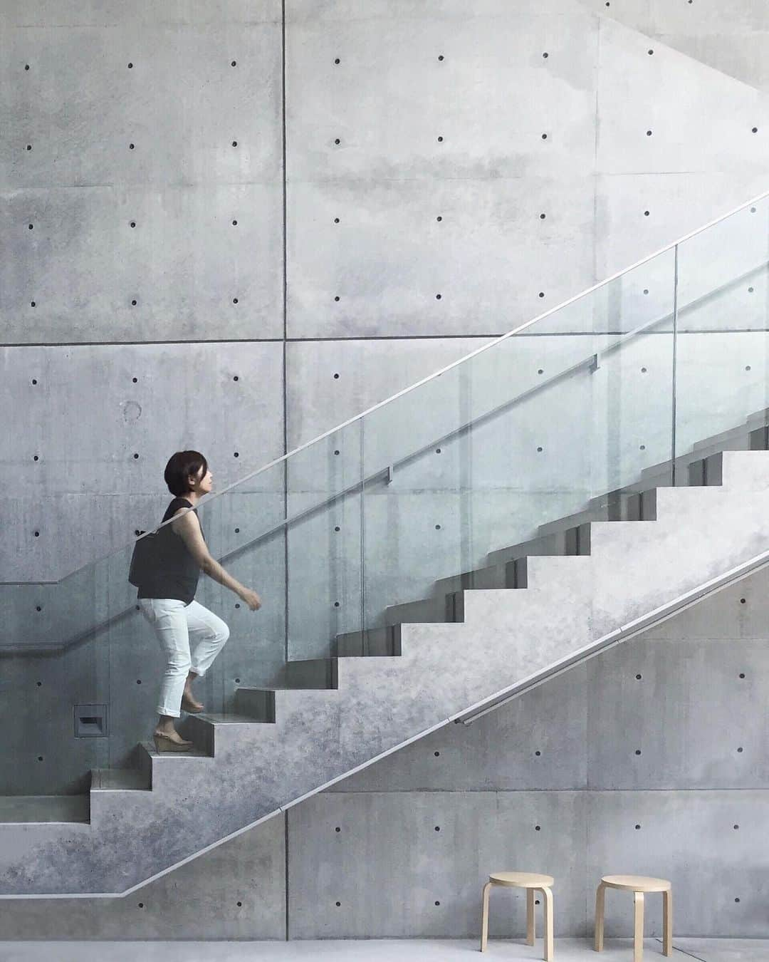 maco_kirahviのインスタグラム：「Have a great weekend♩🙋🏻‍♀️ ・ ・ ・ #peoplewalkingpastwalls  #ザ壁部 #stairwalkers ・ ・ Tokyo , 2015」