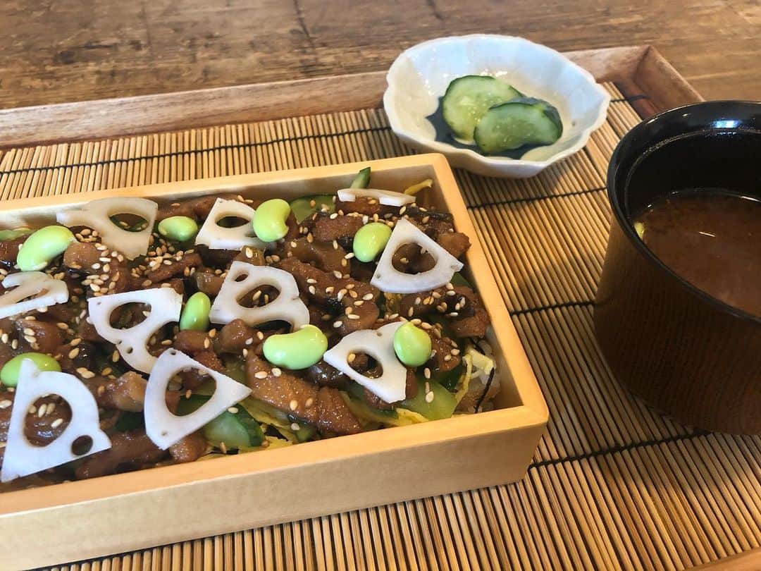 旺季志ずかさんのインスタグラム写真 - (旺季志ずかInstagram)「今日のランチは 久しぶりの #葉山 #うりんぼう  美味しい穴子チラシ  入籍した日のディナーが ここだった❤️ と言いつつ #スズキや 行ったら #大繁　のお寿司が消えてて 閉店したのを知った。  めちゃくちゃ悲しい😭  太巻き大好きだった。  好きなお店は通わないととしみじみ思った。  大繁さん  美味しいお寿司をありがとうございました！  #葉山大繁」6月20日 18時21分 - shizuka_ouki