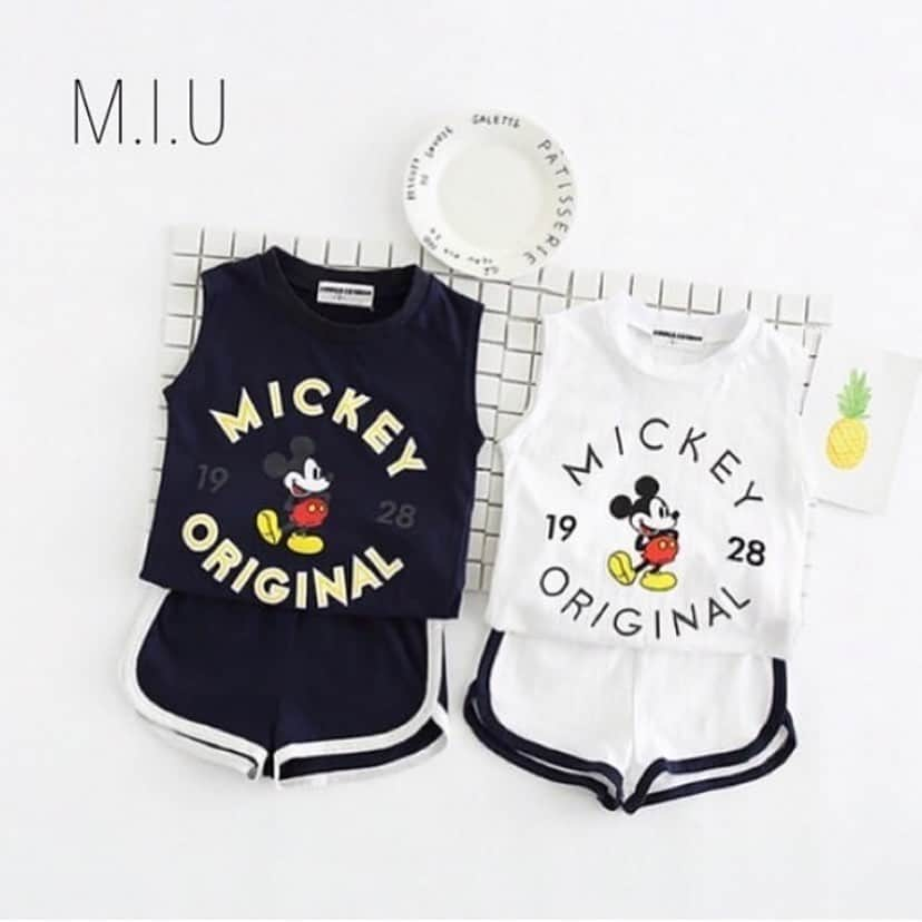 M.I.U?(エムアイユー)のインスタグラム：「. 【商品番号#MIU486】 ◆ミッキーセットアップ◆ 男の子でも女の子でも可愛いです😍 . カラー ホワイト、ブラック . サイズ 80、90、100、110、120、130 展開 . 【画像タップでご注文できます👆❤️】 . . #MIU女の子 #MIUキッズ #MIUベビー #MIU男の子 ☝︎ハッシュタグより関連商品が見られます🔎 . . 質問等は全てEメールにてお願いします📩DM、コメントは見逃してしまう場合があります🙇 . . #海外子供服#輸入子供服#韓国子供服#子供服#ベビー服#キッズ#ベビー#キッズファッション#kidsfashion #キッズコーデ #女の子#男の子#親バカ #ベビーモデル #赤ちゃん #女の子ママ #男の子ママ#ベビフル #新米ママ #0歳#1歳#2歳#3歳#4歳#5歳」