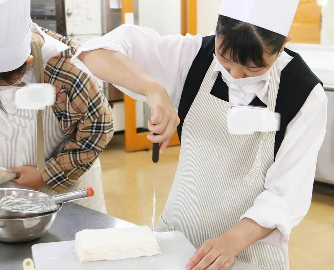 神戸製菓専門学校（公式）さんのインスタグラム写真 - (神戸製菓専門学校（公式）Instagram)「🌈6/20オープンキャンパス🌈 #1人1台 2段重ねの華やかな「プチ・ウエディングケーキ」作りでした💐 クリームの絞り、そしてナッペ。パティシエに必要な技術を体験❗️ 綺麗に素早く仕上げる難しさも同時に感じたと思います。 入学したら授業の中でしっかり先生がついて、 基礎からしっかり練習していきますのでご安心くださいね😊  また、今回はAO入試対策講座と保護者説明会も同時開催😃 保護者の方にも多数お越しいただき、ありがとうございました😊  保護者説明会では •滋慶学園グループについて •学費と納入のスケジュールについて •就職について など、保護者様目線で気になることをご説明させていただきます😌 ※6/28と7/4の特待生選抜制度試験対策講座でも、保護者説明会を開催します。  次回、7月のAO入試対策講座＆保護者説明会つきのオープンキャンパスは ◆7/11(土)12:00-16:30 マンゴータルト ◆7/12(日)12:00-16:30 ブルーベリー食パン です！😆皆さんにお会いできるのを楽しみにしております😌  #神戸製菓　#神戸製菓専門学校　#神戸製菓専門学校oc  #専門学校　#製菓専門学校　#オープンキャンパス　#製菓本科　#製パン本科　#お菓子専科　#製菓　#製パン　#お菓子作り　#パティシエ　#パン作り　#パン職人　#パン屋　#開業　#お菓子作り好きな人と繋がりたい　#パン作り好きな人と繋がりたい　#クッキー型プレゼント　#pattistagram2020 #ウェディングケーキ #ウェディング　#ブライダル　#マンゴータルト　#ブルーベリー　#食パン」6月20日 18時35分 - kobeseika_info