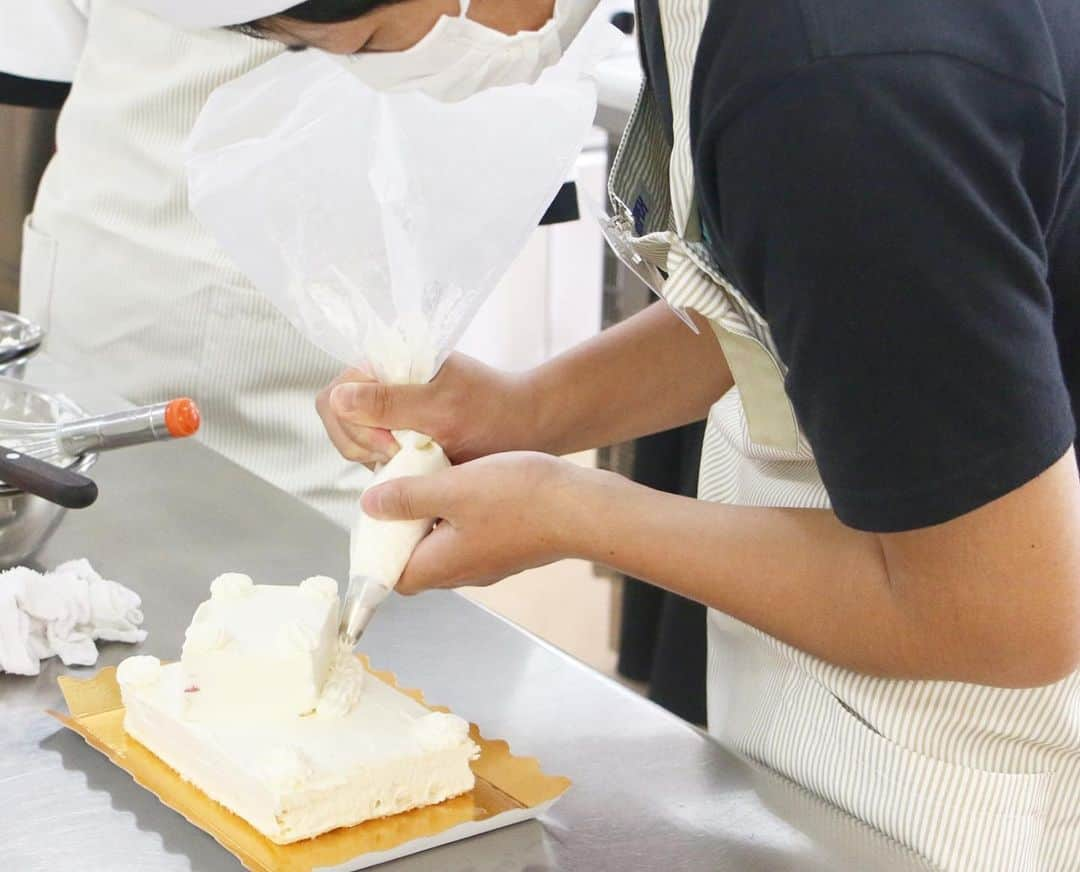 神戸製菓専門学校（公式）さんのインスタグラム写真 - (神戸製菓専門学校（公式）Instagram)「🌈6/20オープンキャンパス🌈 #1人1台 2段重ねの華やかな「プチ・ウエディングケーキ」作りでした💐 クリームの絞り、そしてナッペ。パティシエに必要な技術を体験❗️ 綺麗に素早く仕上げる難しさも同時に感じたと思います。 入学したら授業の中でしっかり先生がついて、 基礎からしっかり練習していきますのでご安心くださいね😊  また、今回はAO入試対策講座と保護者説明会も同時開催😃 保護者の方にも多数お越しいただき、ありがとうございました😊  保護者説明会では •滋慶学園グループについて •学費と納入のスケジュールについて •就職について など、保護者様目線で気になることをご説明させていただきます😌 ※6/28と7/4の特待生選抜制度試験対策講座でも、保護者説明会を開催します。  次回、7月のAO入試対策講座＆保護者説明会つきのオープンキャンパスは ◆7/11(土)12:00-16:30 マンゴータルト ◆7/12(日)12:00-16:30 ブルーベリー食パン です！😆皆さんにお会いできるのを楽しみにしております😌  #神戸製菓　#神戸製菓専門学校　#神戸製菓専門学校oc  #専門学校　#製菓専門学校　#オープンキャンパス　#製菓本科　#製パン本科　#お菓子専科　#製菓　#製パン　#お菓子作り　#パティシエ　#パン作り　#パン職人　#パン屋　#開業　#お菓子作り好きな人と繋がりたい　#パン作り好きな人と繋がりたい　#クッキー型プレゼント　#pattistagram2020 #ウェディングケーキ #ウェディング　#ブライダル　#マンゴータルト　#ブルーベリー　#食パン」6月20日 18時35分 - kobeseika_info