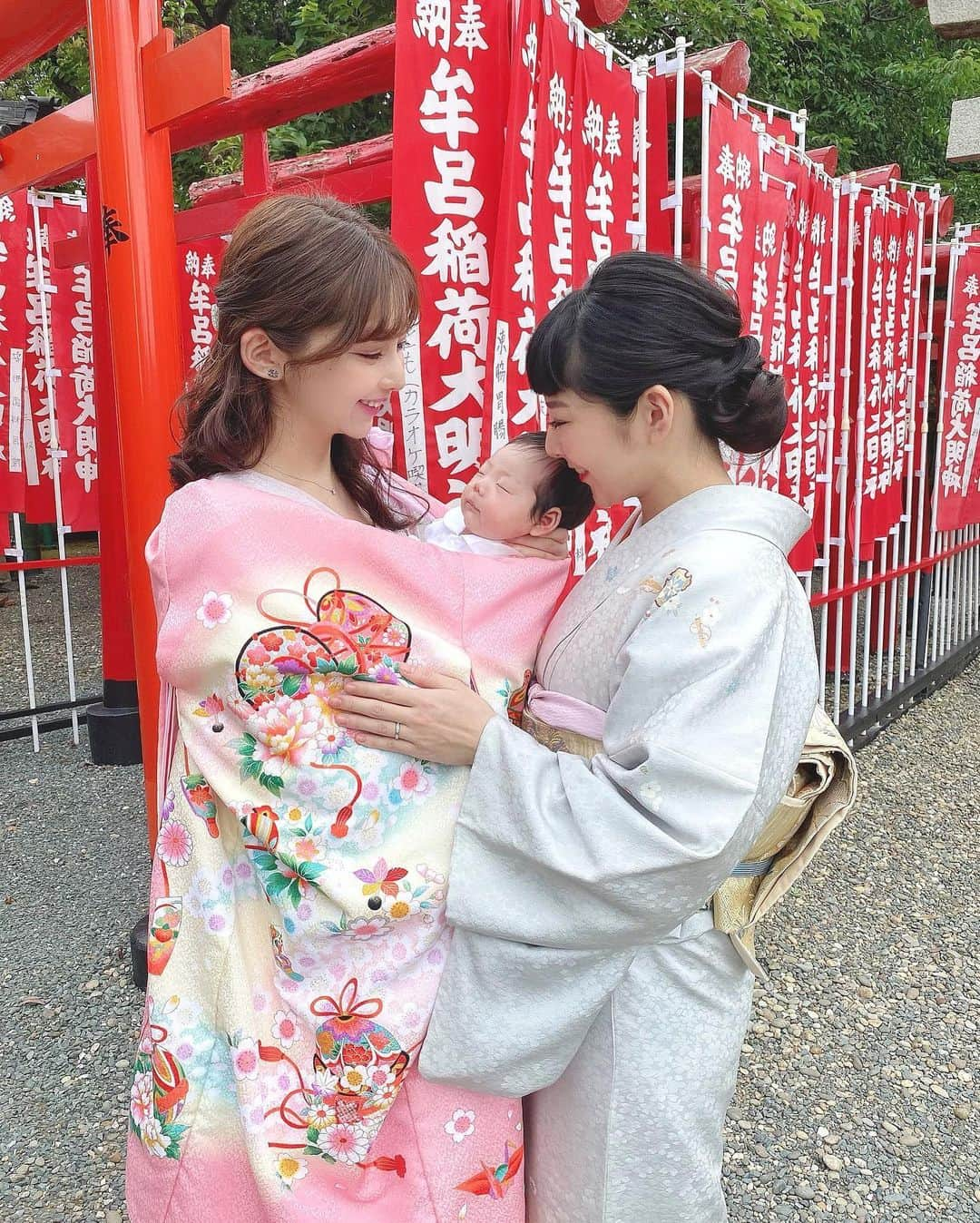 横田亜美さんのインスタグラム写真 - (横田亜美Instagram)「2020.06.20 天赦日の今日、、 姪っ子ちゃんの お宮参りでした👘⛩ . 着物かわい〜な〜🍼💕 . . #お宮参り #着物 #一ヶ月 #赤ちゃん #天赦日 #おめでとう #姉妹 #sisters #sister #姉 #妹 #姪っ子 #姪っ子ちゃん #お寺 #神社 #御祈祷 #御朱印 #着物ヘア」6月20日 18時31分 - amimi0218