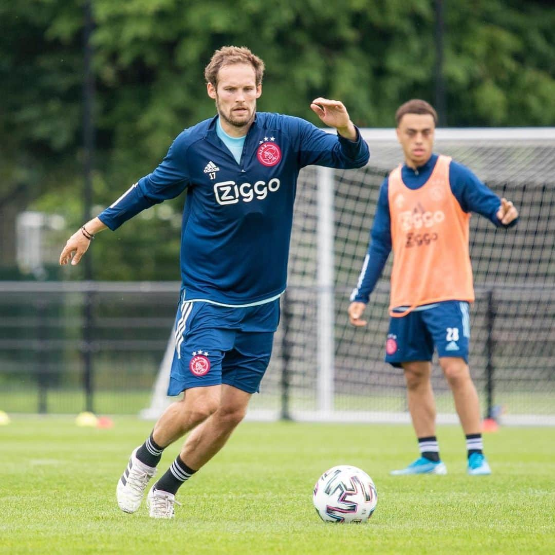 デイリー・ブリントのインスタグラム：「Training Days! ⚽️.. Feels good to be back on the pitch again! 🙌🏻」