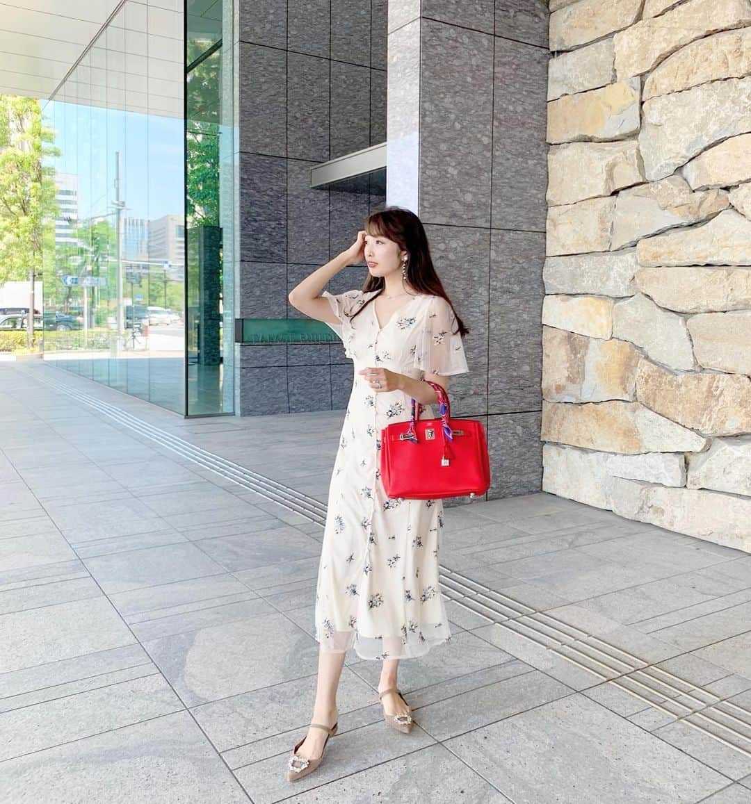 のインスタグラム：「. . お天気が良かった日のテラスランチコーデ🌞✨ . . #onepiece ..#mercuryduo (@mercuryduo_com ) #shoes ..#tsurubymarikooikawa (@tsurubymarikooikawa ) . . 刺繍の花柄が最高に可愛いワンピースです💐✨ #coordinate #コーディネート #コーデ #fashion #ootd #おでかけコーデ#ママコーデ#onepieceholic#いつコ#夏コーデ#夏ワンピース#花柄ワンピース#花柄チュールワンピース #花柄#フラワー#刺繍花柄ワンピース#刺繍#チュール刺繍ワンピース」