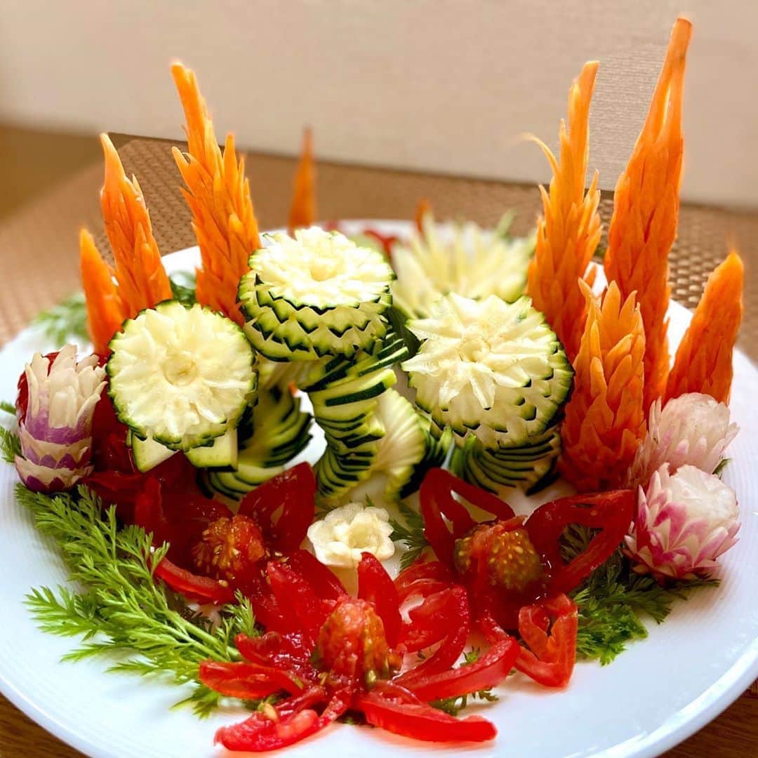 にしおかすみこさんのインスタグラム写真 - (にしおかすみこInstagram)「#暇サラダ#花サラダ #千葉県野菜 友人から送ってもらった✨✨🙌😍 もっといろいろあったんだけど、 美味しくてどんどん食べているうちに、どんどん減ってしまった。。 そして、千葉じゃない野菜もちょっと足した。。 #無計画 #私#千葉県出身 やはり、千葉の美味しい野菜。上手に仕上げたいと。。力が入る。 食卓に花束を😊 #カービング#飾り切り 告知です。 #明後日#6月22日月曜日#テレ東#なないろ日和#朝9時26分から ヘアケア特集です。観てください☺️」6月20日 18時42分 - nishioka_sumiko
