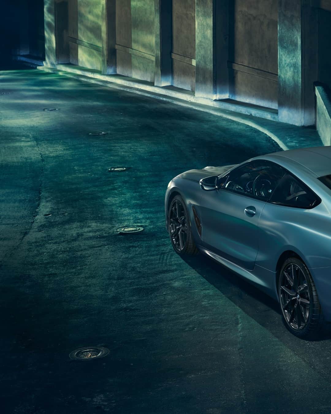 BMWのインスタグラム：「Jewel of every road. The BMW 8 Series Coupé. #THE8 #BMW #8Series  __ BMW M850i xDrive Coupé: Fuel consumption in l/100 km (combined): 10.0–9.9. CO2 emissions in g/km (combined): 227–224. Further information: www.bmw.com/disclaimer. Acceleration (0-100 km/h): 3.7 s. Power: 390 kW, 530 hp, 750 Nm. Top speed (limited): 250 km/h.」