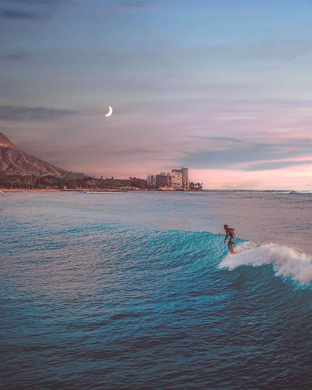 ハワイアン航空さんのインスタグラム写真 - (ハワイアン航空Instagram)「月を見ながらの#サーフィン も気持ちがいいんですよ🏄‍♂️🌙 📷: @tommypierucki  #ハワイの風景 #ハワイ好きな人と繋がりたい #サーフィン」6月20日 19時02分 - hawaiianairlinesjp