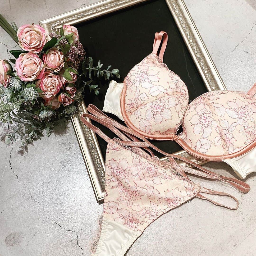Ravijour札幌4丁目プラザ店のインスタグラム：「#フラワーカラーズメイクリフト単品ブラ  フライングセール対象商品です❤️ 30%OFFとなっております！ 詳しくはブログ更新致しました トップURLから飛んでください🤩  #ravijour #ravijourstaff  #ravijoursapporo  #ラヴィジュール」