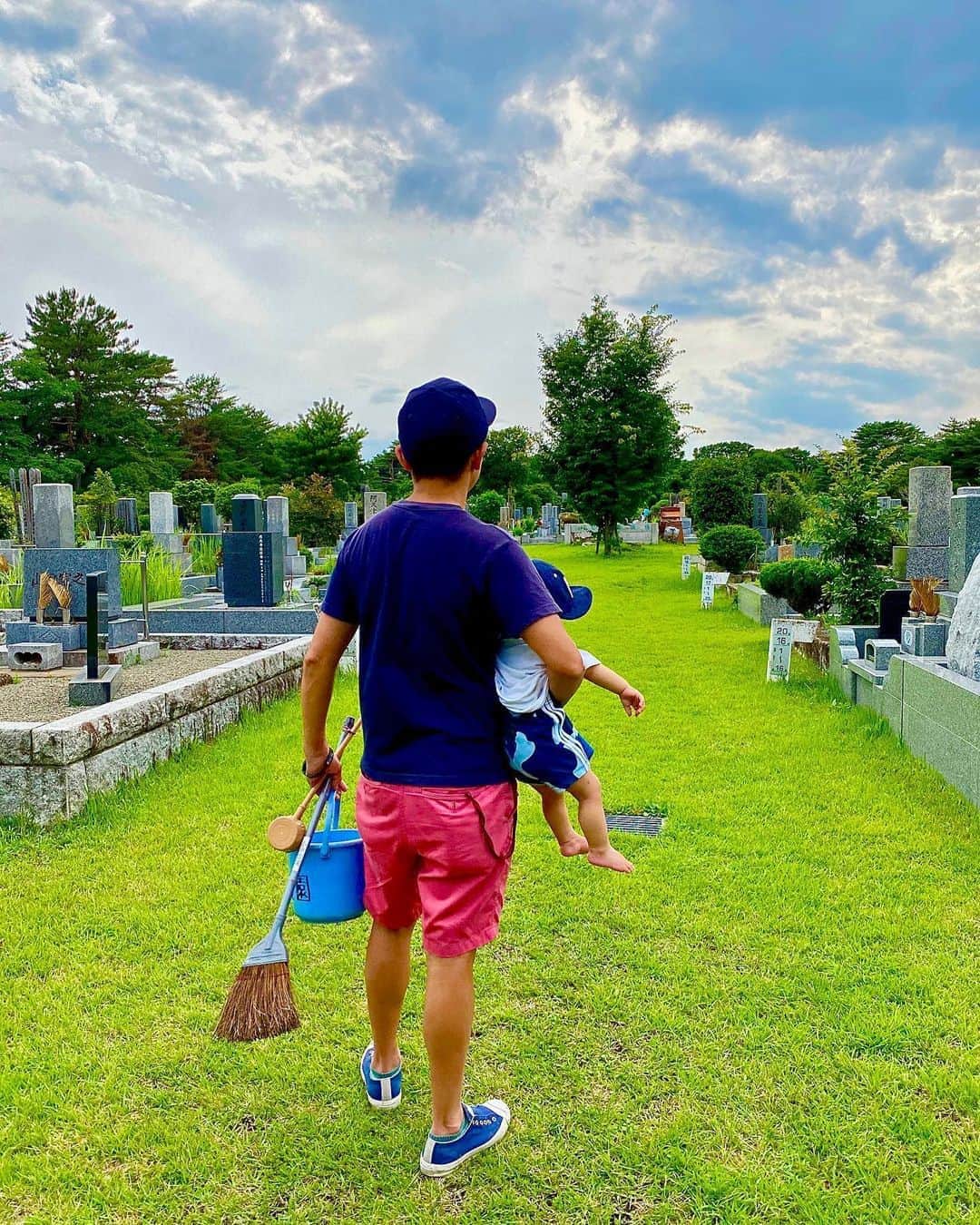 のインスタグラム：「ヨースケ@HOMEへ 　お元気ですか？！ 死んじゃったんだから元気じゃないか。 　アナタが僕らの前から突然いなくなって今日で丸一年が経ちます。時の経つのは驚異的に早い。ついこの間の出来事みたい。 　お葬式は本当に沢山の音楽人達がやってきて、顔ぶれだけでみたらどこかのフェス会場の打ち上げ場みたいだったよ。だけどみんな悲しい顔していたから、 『お葬式みたいな顔してんじゃねえ、ヨースケが悲しむぞ』 そう思ってました。まあ実際にお葬式だったので、口には出しませんでしたが。今考えたらそう言っておけば良かった。本当に悲しい顔でみんなアナタの写真を涙こらえて見上げてたから。 　約束していたBBQはなくなり、振替もしていません。アナタを偲ぶライブに出席させてもらい、多くの人たちとアナタの歌を歌いました。今日、沢山のラジオでアナタの曲がかかってます。SNSのハッシュタグを辿ると写真も一杯。 　ふう。 　知らないと思うけれど最近は、 『コロナ』 　というものに困らされています。ビールじゃないやつです。これが結構厄介で、僕らのできることと言えば家にいておとなしくすることだけ。Stay Home。きっとアナタは、 『なにそれ、Stay AT HOME？？？　やっぱり大事なのは@HOMEだよ～！』 とか言いそう。 　そうそう。アルバムを完成させました。一緒につくっていた『ニコ』も入れさせてもらいました。アナタのパートはアナタが尊敬して大好きだったキヨサクくんが代わりに歌ってくれました。そして勝手にすいません。奥様に頼んで、パソコンからデータいただき、それも使っております。ごめんよ！けれどあのアナタが弾き語りしたオリジナルのデモがやっぱり最高で、それを聞くたびにハッピーな曲なのに胸がいたくなるのです。眠らせておくのはもったいないから、つかっちゃった。怒ってたら、いつの日かオレがそっちへ行った時に文句言ってください。オレが入る予定のお墓はアナタのお墓からわずか26歩の距離ですから（今日行って改めて測ってきたよ。うちの親父のお墓とやっぱりめちゃ近い。同じお花を供えてきたぜ！へへ）。 ということでこちらは元気でやってます。 　それではまた会う日まで！ #ヨースケアットホーム」