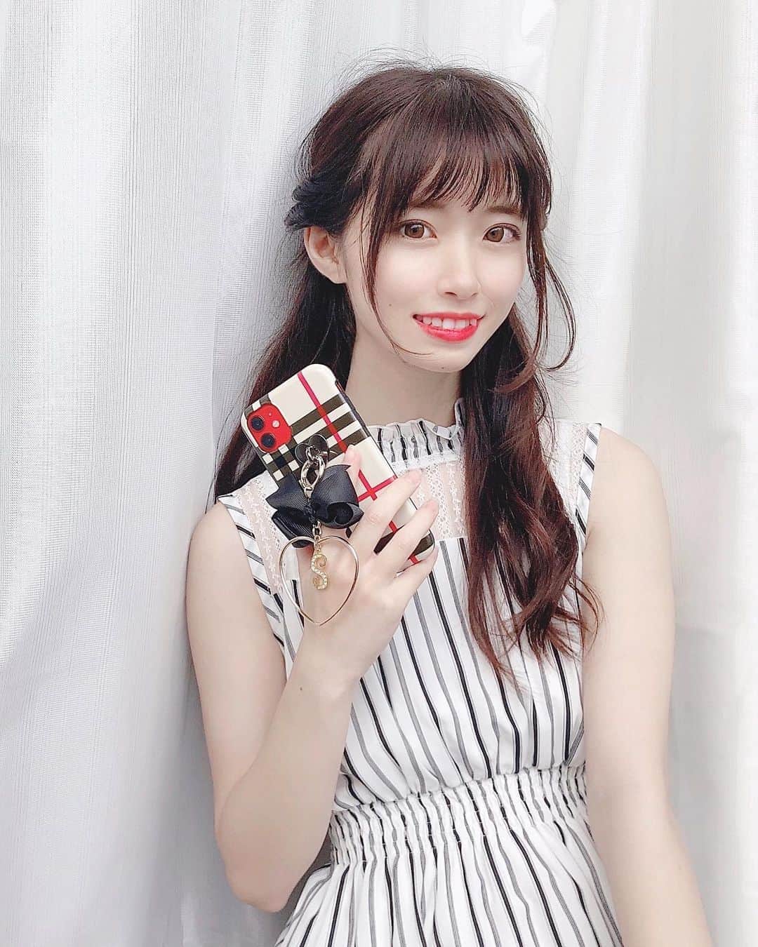 のインスタグラム：「. . 新しいスマホケース📱✨ @alamain2018 のクラシックペダルリボン୨୧⑅*. チェック柄とリボンチャームが可愛すぎた😭❤ . ハンドメイドだから、リボンの色や形まで細かく選べて同じスマホケースでも可愛くも大人っぽくも🙆🏻👌✨ . チャームも取り外し可能だから色々な場面に使えてめちゃくちゃ便利です💖💖 (2枚目参照) . . しかもリニューアルオープンセール開催中で MAX20%OFF🤭！ ただでさえプチプラなのに😱 6/20 19:00〜 6/28 23:59 までみたいなので 是非見てみて下さい✨ . . .  #model #ヘアアレンジ #メイクアップ #ヘアカラー  #サロンモデル #サロモ #フリーモデル #フリーランスモデル  #ロングヘア #モデル #ファッション #メイク #コスメ #make #お洒落さんと繋がりたい  #キレイめコーデ #キレイめカジュアル #アクセサリー #alamain #iPhoneケース #iPhonecase #ハンドメイド #ハンドメイド作品 #ハンドメイド作家 #ハンドメイド雑貨 #プチプラ #韓国ファッション #ファッション #プレゼント」