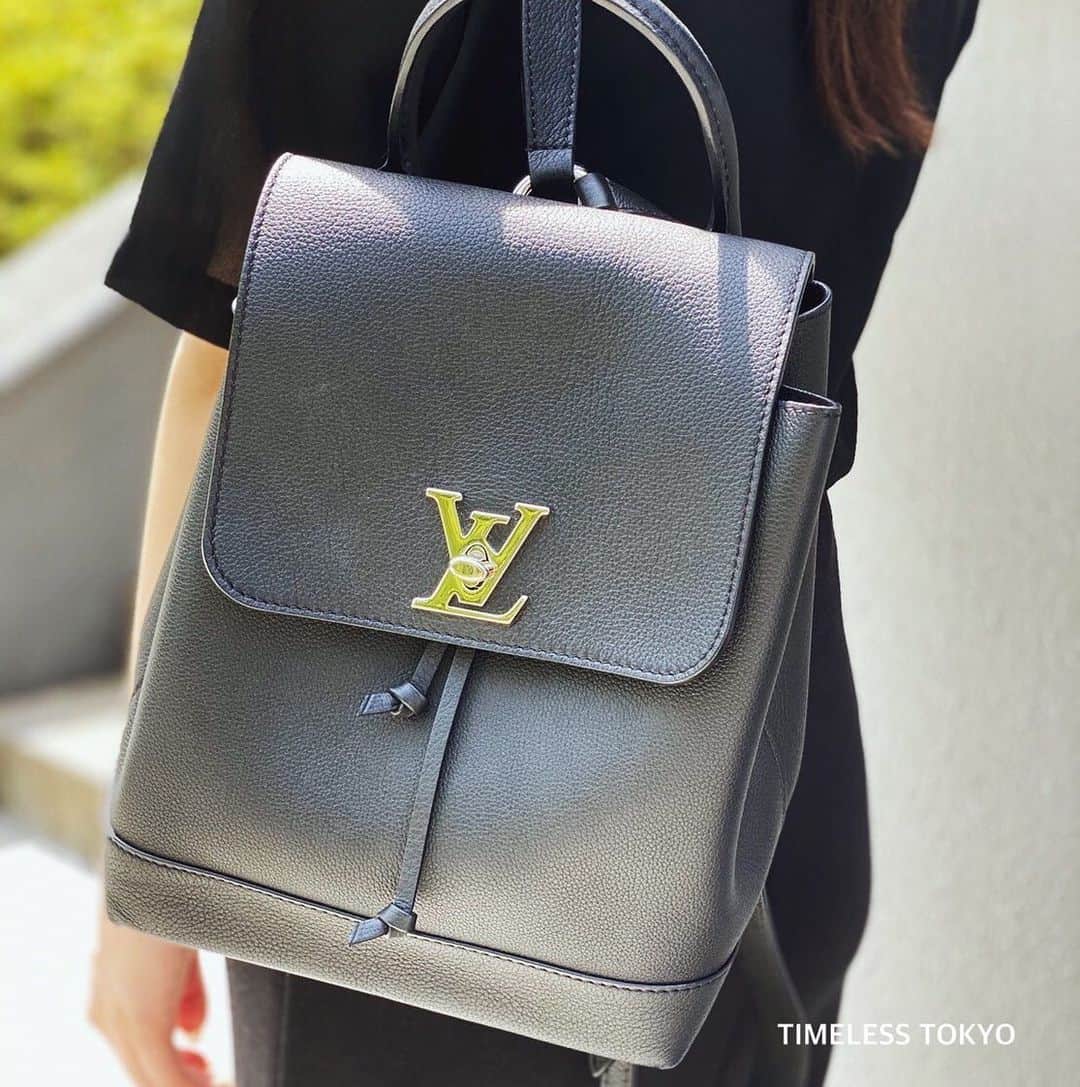 Paula’sのインスタグラム：「【Louis Vuitton】  ロックミー レザー バックパック ノワール  アクティブな女性の日常使いにピッタリな軽量でフェミニンなバックパックです✨ シンプルなワンカラーはどんな服装でも合わせやすく、アクセントを入れてくれます！！ 自分へのご褒美にはもちろん、プレゼントにも喜ばれること間違いなしのアイテムです☆  詳細はWEB SHOPにて 【E21317】 .  #timelesstokyo#timeless#tokyo#vintage#vintageshop#chanel#selectshop#CELINE#HERMES#GUCCI#DIOR#celine#luisvuitton #LV #ルイヴィトン」