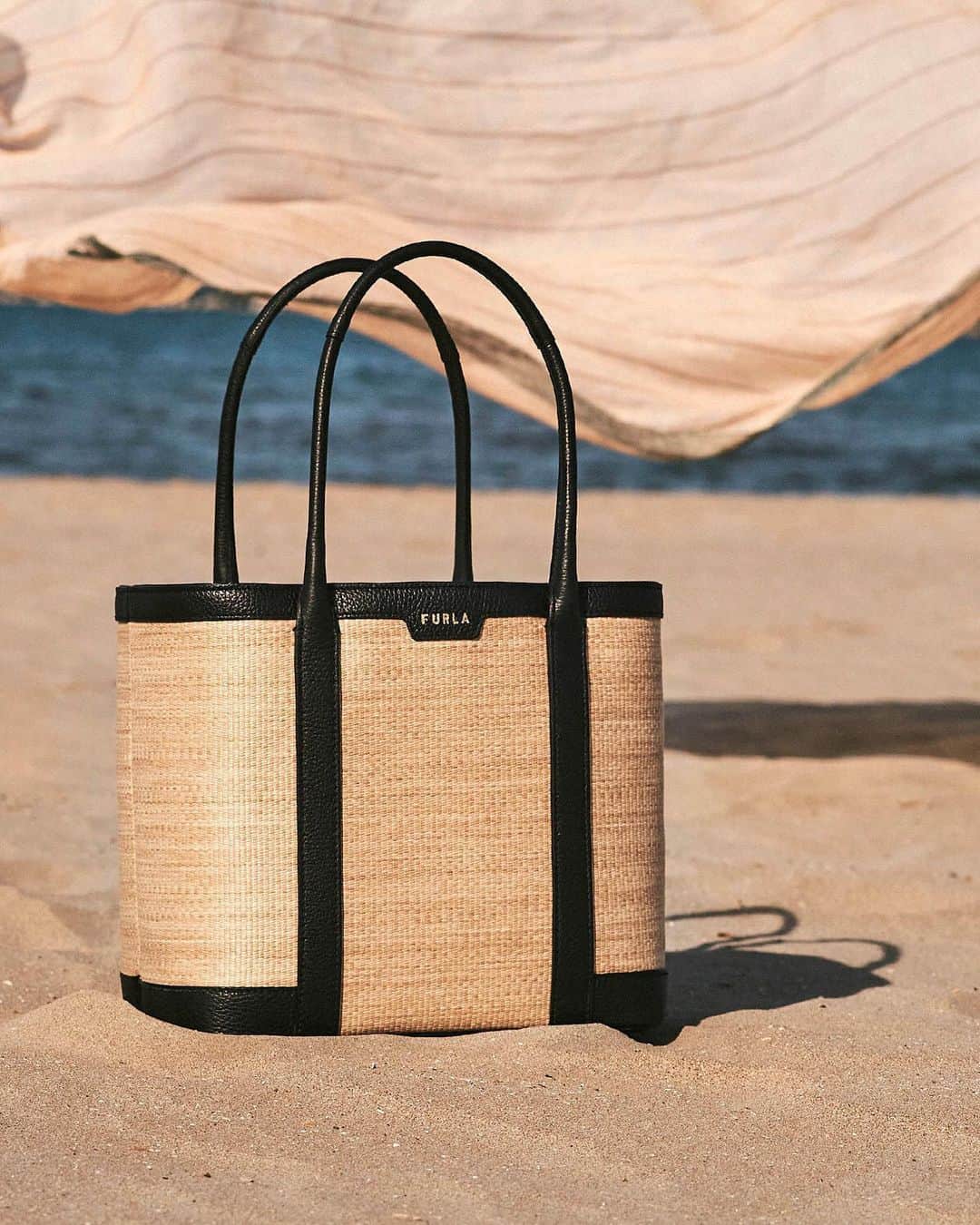 フルラのインスタグラム：「Chilling out on the beach, feeling summer on the skin: the Furla Claudia carries all your seasonal essentials. From sand to street, this bag won't leave your side.  #thefurlasociety #furlafeeling #newcollection #furla #accessories #fashion」