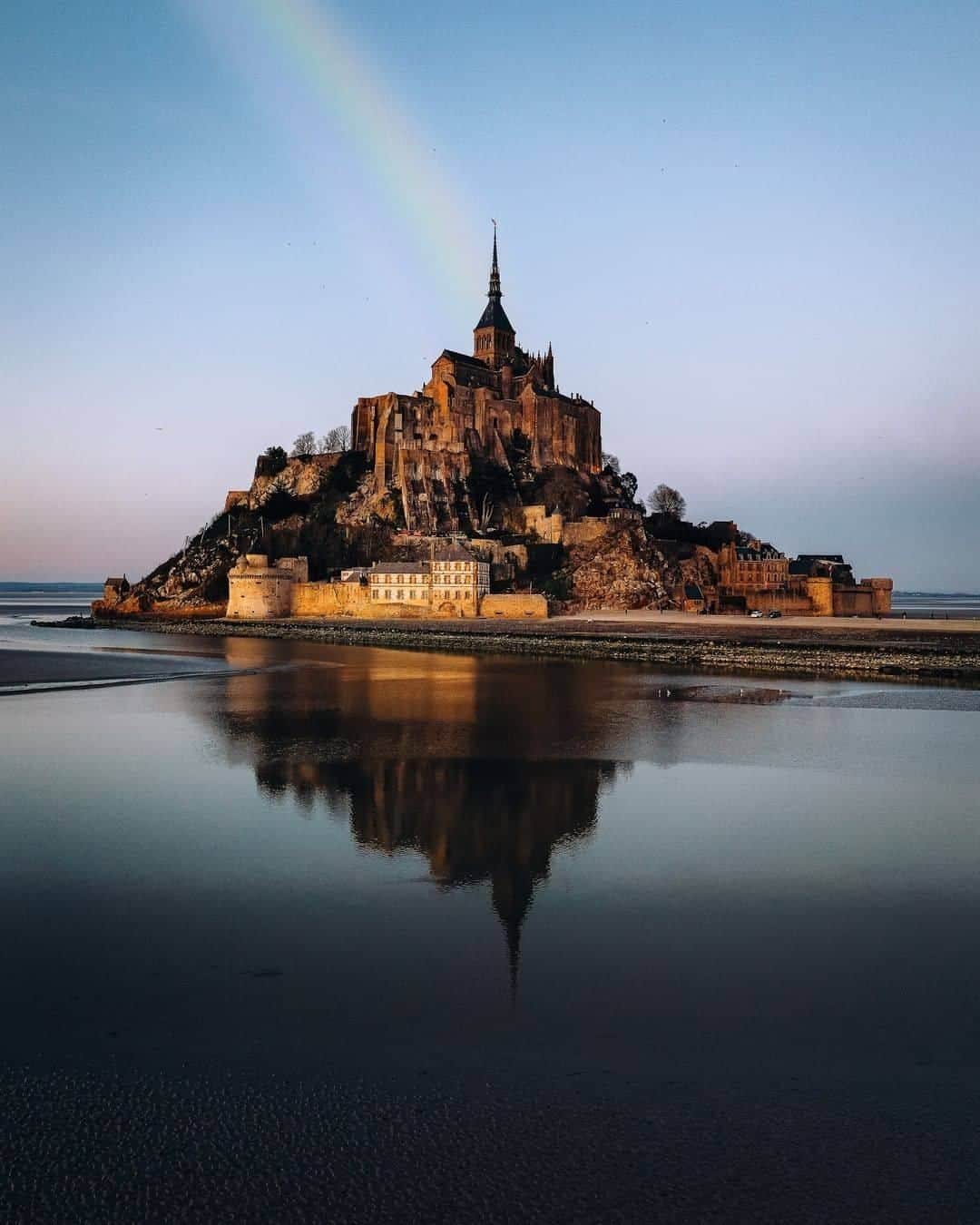 9GAGさんのインスタグラム写真 - (9GAGInstagram)「Mont Saint-Michel looks straight out of a fairytale 🏰 Follow @voyaged  for more rare gems arounds the world 💎 | By @formgestalter - #montsaintmichel #voyaged #9gag #france」6月20日 19時03分 - 9gag