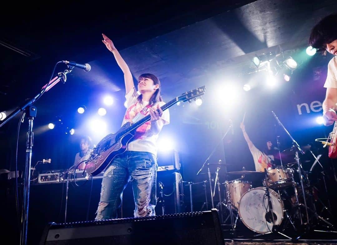 のインスタグラム：「【告知】本日20時からYouTubeにて1stワンマンLIVEプレミア公開🤘❤️🎸 ❤︎ ❤︎ パンパカパーン🎉🎉🎉 今夜20時から2017年4月に行われたAIMIの特別な記念日、ソロになって初めてのワンマンライブの映像をYouTubeプレミア公開にて流します🤗  何事も初めてというのはドキドキがドキドキでドキドキのドキドキですが←しつこい 何度もステージに立ってきたけどAIMIとしてこのステージを作り上げたことは何よりも大きな第一歩でした‼️ まだアルバムも作っていないピヨピヨのAIMI。 でもかなり燃え滾ってロックンロールしているので是非今夜一緒にライブしましょう🎸🤘⚡️❤️ バンド編成で、未発表曲や現在とは違ったアレンジの演奏が聴けます🤗  わたしもチャットで登場するよ♫ AIMIのYouTubeチャンネルを登録してスタンバイよろしくです😆⭐️ https://m.youtube.com/channel/UCHNs6jg7gZgFmTs5KyfwpWg/videos?view_as=subscriber  #AIMI#BAND#ROCK#shibuya#O-nest#1stonemanlive#singersongwriter #stereopony#guitarist #fenderguitars #dusenbergguitars #telecaster #pops#aimilion#premia#live#movie」