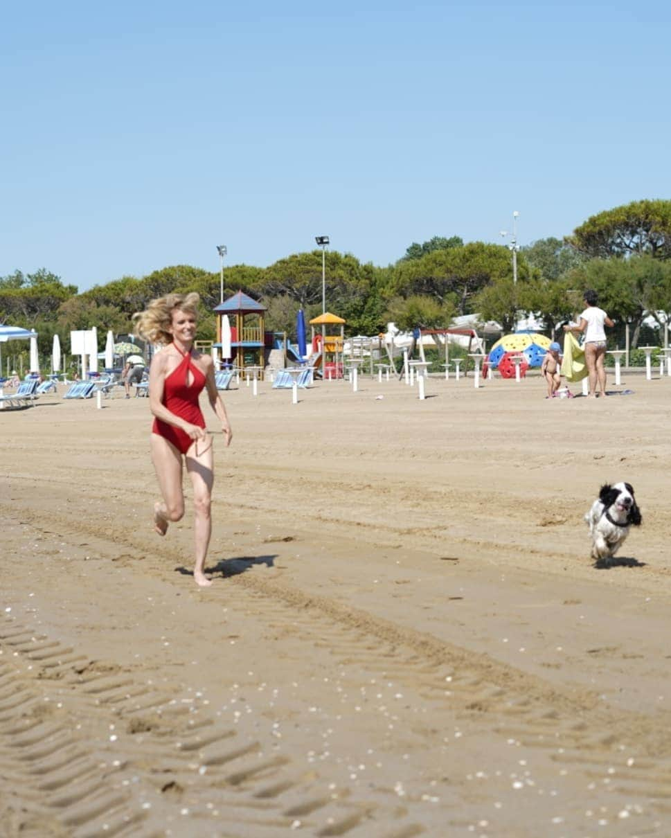 ジャスティン・マッテラさんのインスタグラム写真 - (ジャスティン・マッテラInstagram)「Vacanza con il cane? Al @europa_camping_village si può alla grande. Con anche la spiaggia attrezzata con ciotola, lettino e una doccia specifica per l'amico peloso. Alex ha due anni ed era alle prime arme in spiaggia. Tutto il villaggio è dog friendly con piccoli accorgimenti che rendono la vacanza perfetta per entrambi. Ph @mickel_bura_ph Capelli @hairphilosophyjesi Costume @tharitaparis @maximilianlinz Occhiali da sole @tods @marcolin_eyewear Cappellino @stetsonusa @blamche_wellness @chrix_chs #cavallino #familyhotel #wellness #familyvacation」6月20日 19時08分 - justineelizabethmattera