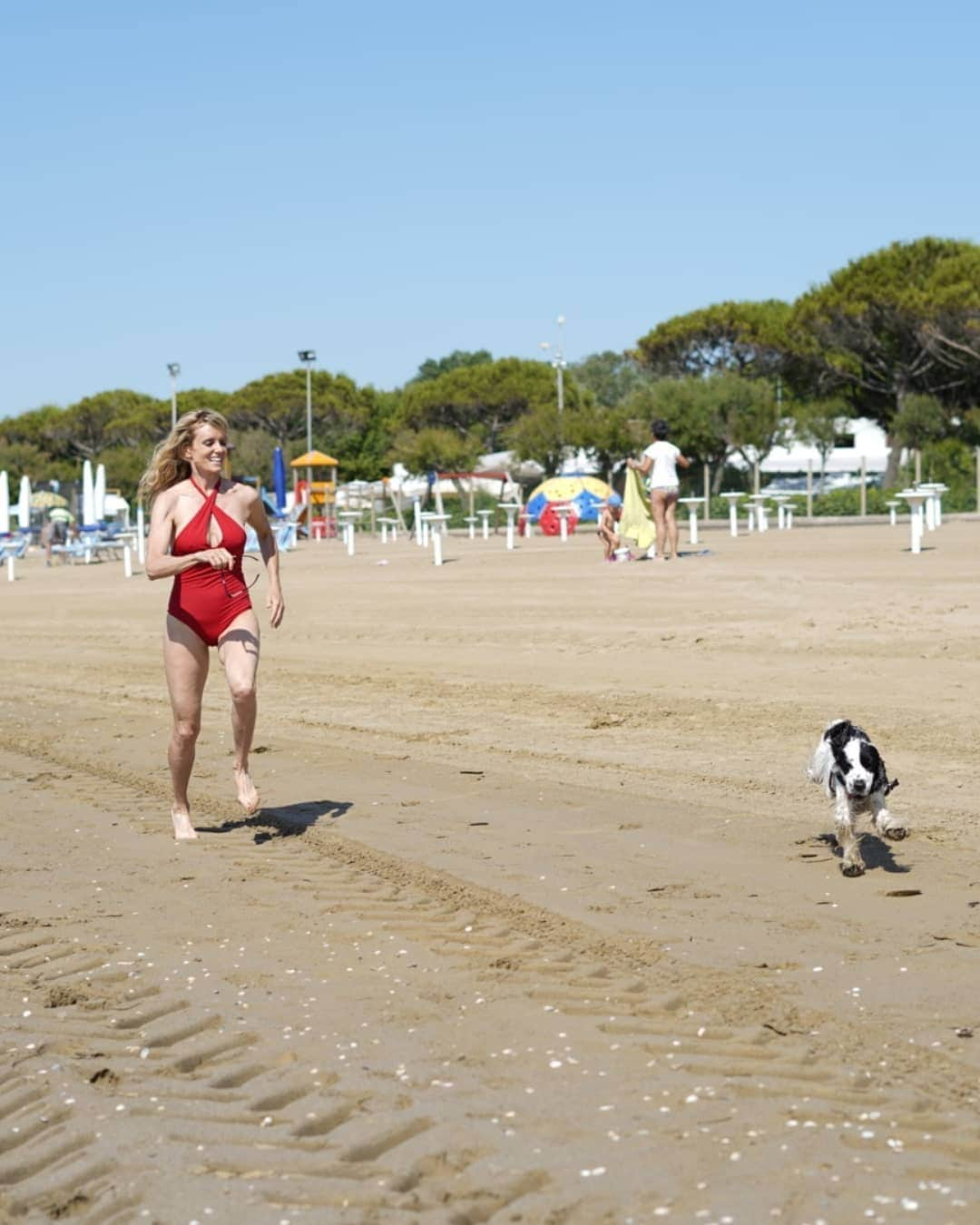 ジャスティン・マッテラさんのインスタグラム写真 - (ジャスティン・マッテラInstagram)「Vacanza con il cane? Al @europa_camping_village si può alla grande. Con anche la spiaggia attrezzata con ciotola, lettino e una doccia specifica per l'amico peloso. Alex ha due anni ed era alle prime arme in spiaggia. Tutto il villaggio è dog friendly con piccoli accorgimenti che rendono la vacanza perfetta per entrambi. Ph @mickel_bura_ph Capelli @hairphilosophyjesi Costume @tharitaparis @maximilianlinz Occhiali da sole @tods @marcolin_eyewear Cappellino @stetsonusa @blamche_wellness @chrix_chs #cavallino #familyhotel #wellness #familyvacation」6月20日 19時08分 - justineelizabethmattera