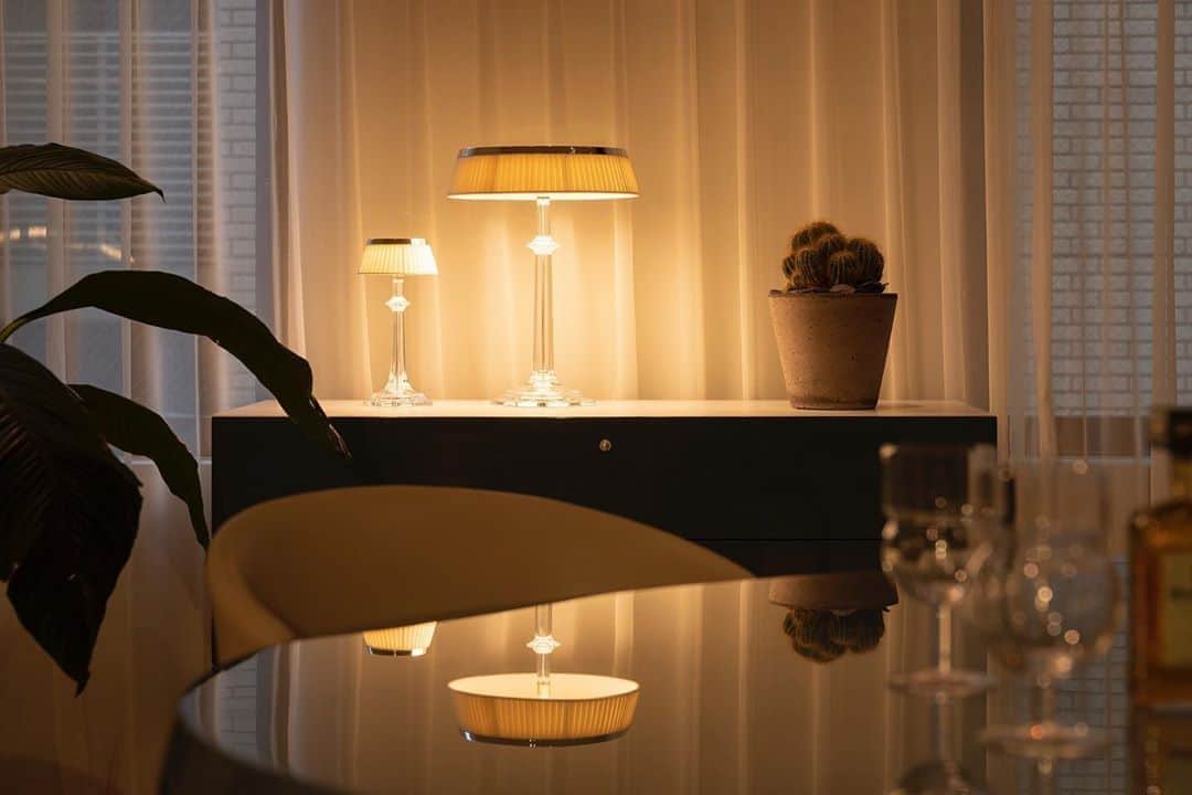 のインスタグラム：「FLOS（フロス）のテーブルランプ＜BON JOUR（ボンジュール）＞と、Baccarat（バカラ）のトラディショナルな＜Versailles（ヴェルサイユ）＞というキャンドルスティックを組み合わせた照明＜ボンジュール ヴェルサイユ＞。クラシックとモダンが融合し、温かみのある光で空間を照らしてくれます。 . ●カッシーナ・イクスシーでは、おうち時間を快適にするアイデアをウェブサイトにてご紹介しております。詳しくはプロフィール（@cassinaixc_official ）のURLよりご覧ください。 . #cassinaixc #lighting #tablelamp #flos #baccarat #bonjourversailles #philippestarck #classic #modern #interior #interiorinspiration #curtain #karakter #homedecor #カッシーナ #カッシーナイクスシー #フロス #バカラ #フィリップスタルク #テーブルランプ #インテリア #インテリアコーディネート #インテリアショップ #おうち時間」