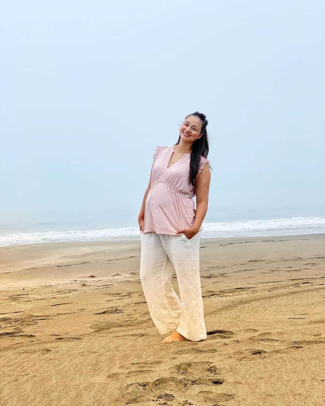 エリナ シルカのインスタグラム：「Beach day 😎🤰」