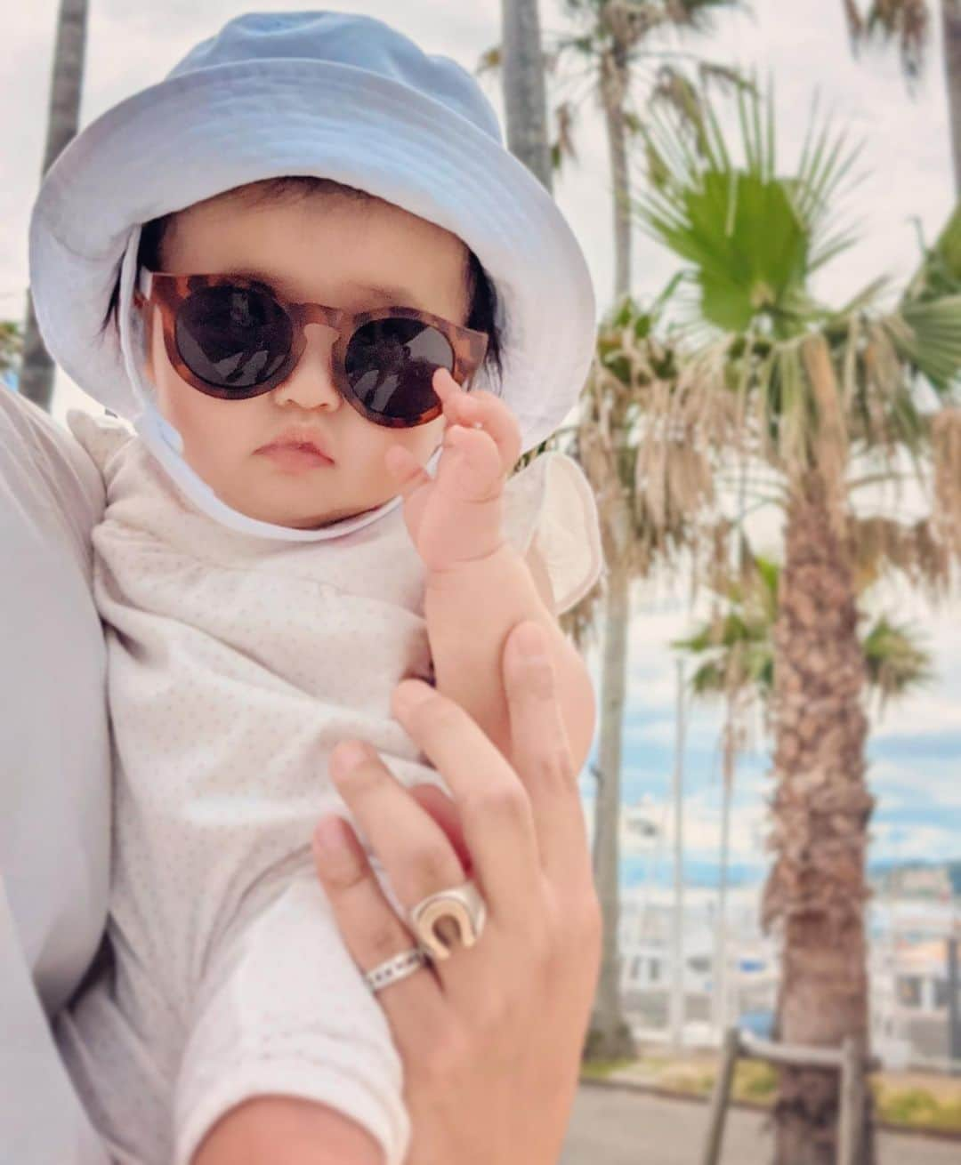 来夏さんのインスタグラム写真 - (来夏Instagram)「#🌴 このあとすぐ外した、奇跡の一枚🤣📸 🕶サイズまだ大きくて悩んでやめたら やはり可愛いくて諦めきれず あとから👨🏻買ってきてくれた🤣 _ 👶🏻アイテムどれもこれも可愛いくてたまらんなぁ💓  行きたいところリストが 溜まっていくよー😗👨‍👩‍👧📝🧳 とりあえず桃鉄で妄想しよう🚃🍑🤣 ・ #生後6ヶ月 #6monthsold  #赤ちゃんコーデ #女の子ママ」6月20日 19時12分 - rairairaika