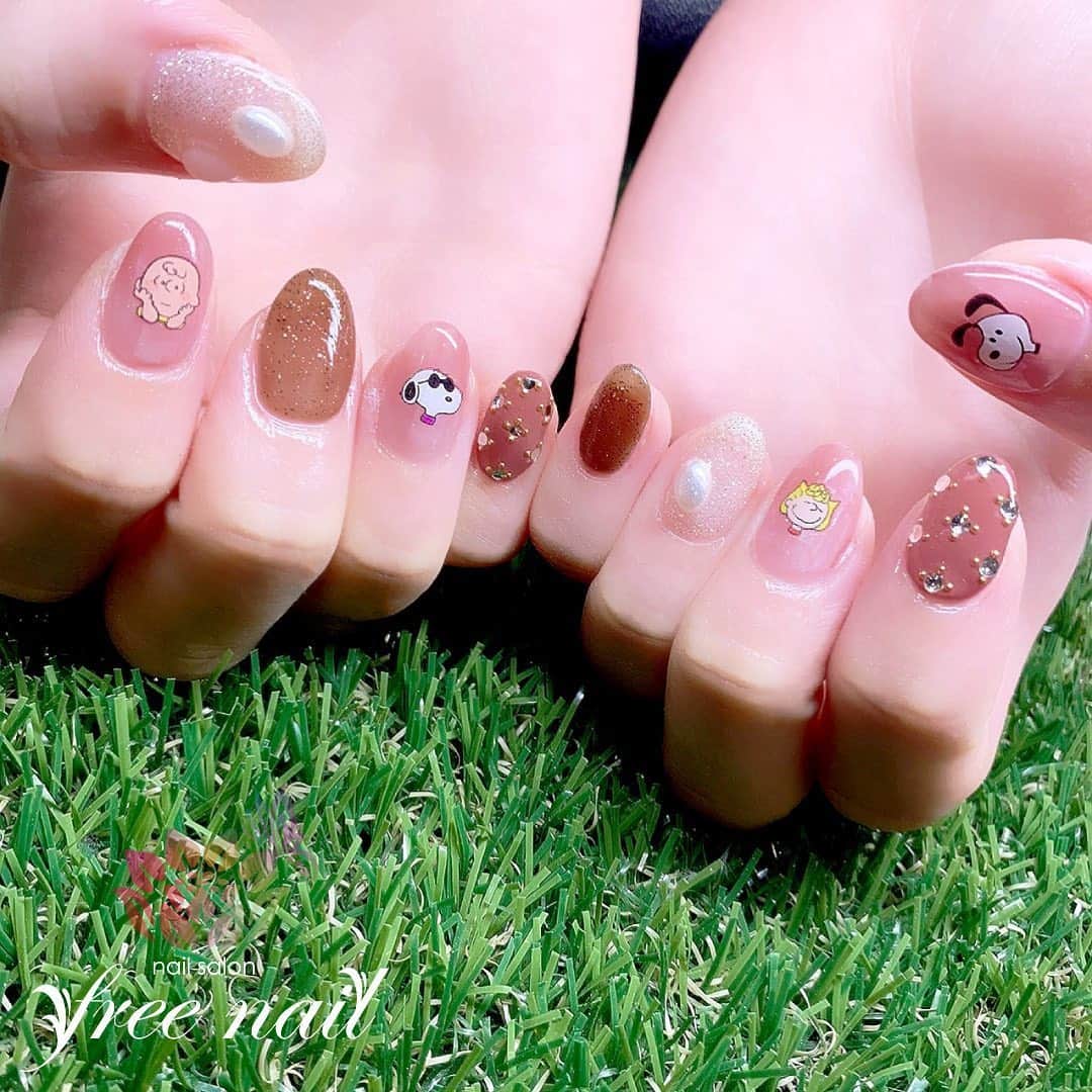 free nail フリーネイルのインスタグラム：「. お客様ネイル💅🏻🍋 . SNOOPYネイル💗 . Happyになれるキャラネイル🍀 . ▶︎▶︎▶︎スワイプして動画も見てね☝︎🎬✨ . ご来店ありがとうございました🙇🏻‍♀️🙇🏻‍♀️🙇🏻‍♀️💗 . キャラクターネイルご希望の場合、事前予約を頂けるとご案内がスムーズです🙇🏻‍♀️ . #ネイルアート #ジェルネイル #ネイルサロン #大阪ネイルサロン #ネイルデザイン #ネイルチェンジ #キャラクターネイル #スヌーピーネイル #手書きアート #snoopynails #ピンクネイル #デザインネイル #トレンドネイル #こだわりネイル #おしゃれネイル #夏ネイル #summernails #nailsart #nailsdid #美甲 #日式美甲 #日式美甲胶 #日本美甲师 #日本美甲老师 #美甲上课 #日本胶 #フリーネイル #freenail」