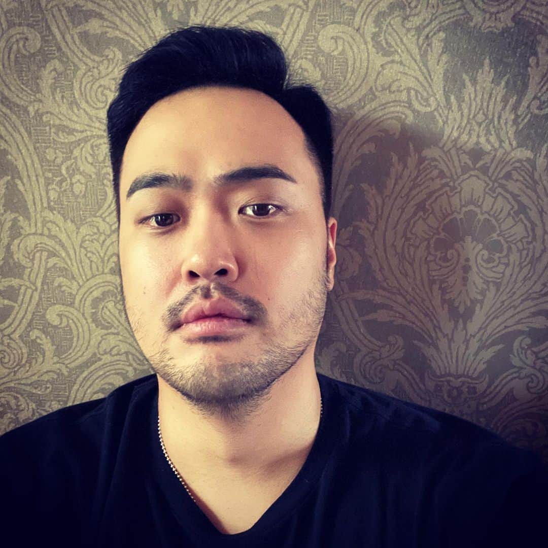 チャヨプのインスタグラム：「✔️ 어 97 다음은 누구일까요? 1.스페인 축구선수 2.요트파는 사장 3.쿠바산시가 수집가 4.오빠라고불러달라는 동네술집 사장 5.소시지」