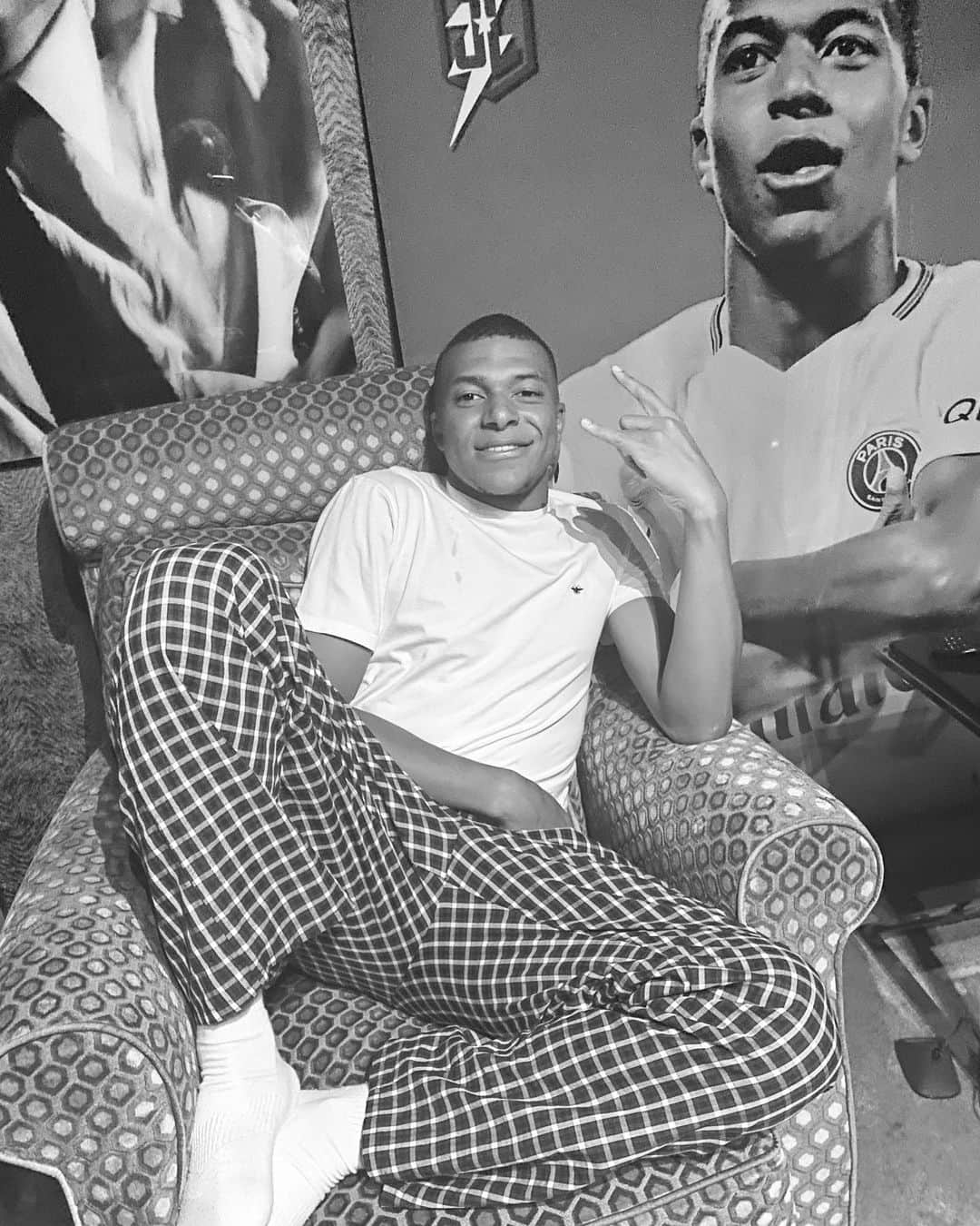 キリアン・エムバペさんのインスタグラム写真 - (キリアン・エムバペInstagram)「saturday night at home 🏠🍿」6月21日 4時40分 - k.mbappe