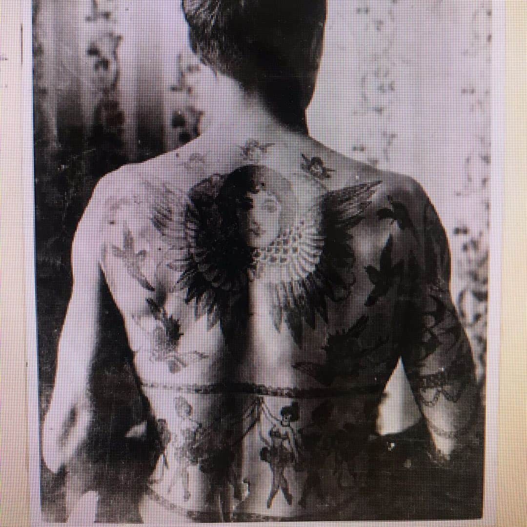 アムステルダム・タトゥー・ミュージアムのインスタグラム：「Burchets back.like to know who tattooed him?if you know please let me know?」
