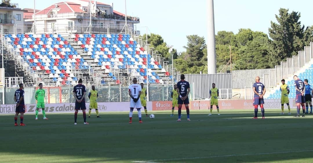 ルカ・マッローネさんのインスタグラム写真 - (ルカ・マッローネInstagram)「Il pareggio nel finale rende amaro questo ritorno in campo. Un po' come il vuoto sugli spalti e quello lasciato da chi non c'è più... #WeAreSharks #CROCHI #SerieBKT」6月21日 4時50分 - marrone39