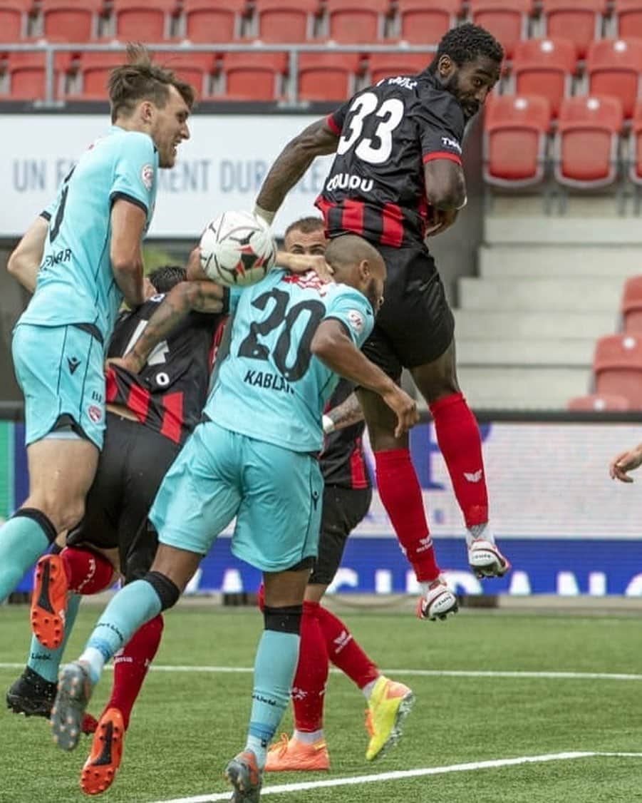 ヨハン・ジュルーさんのインスタグラム写真 - (ヨハン・ジュルーInstagram)「3 precious points today.💪🏾」6月21日 4時50分 - johan_djourou