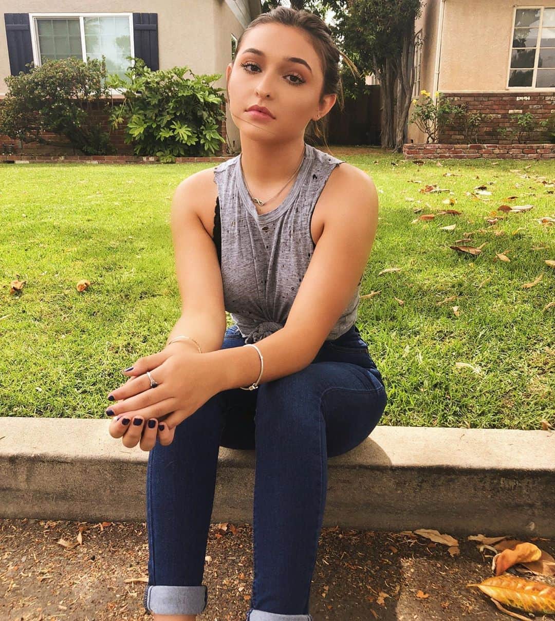 テイラー・グラブスのインスタグラム：「i feel like i look like a mom waiting to pick up her kid from school lol @fashionnova fashionnovapartner」